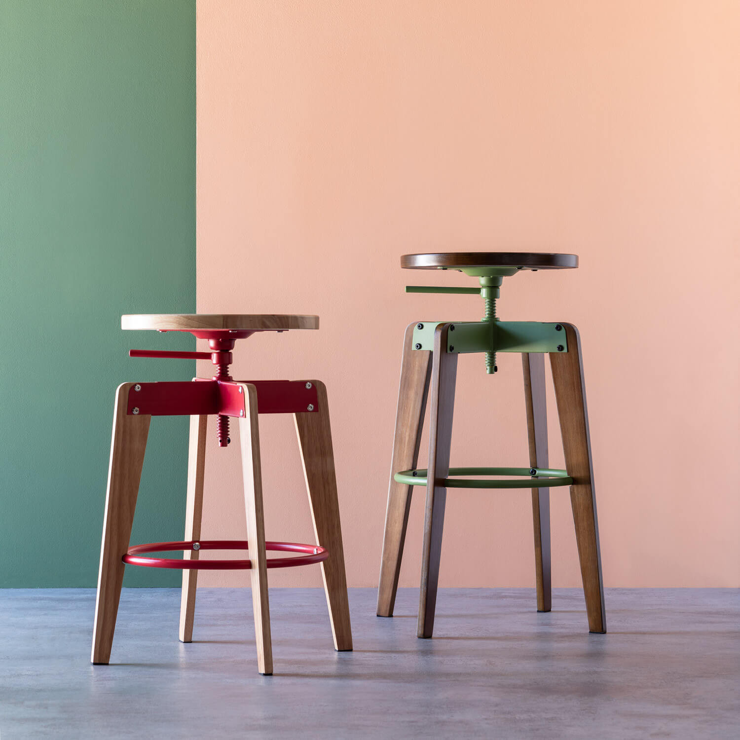 Hoher verstellbarer Hocker aus Holz Role (71-77 cm) - themasie.com