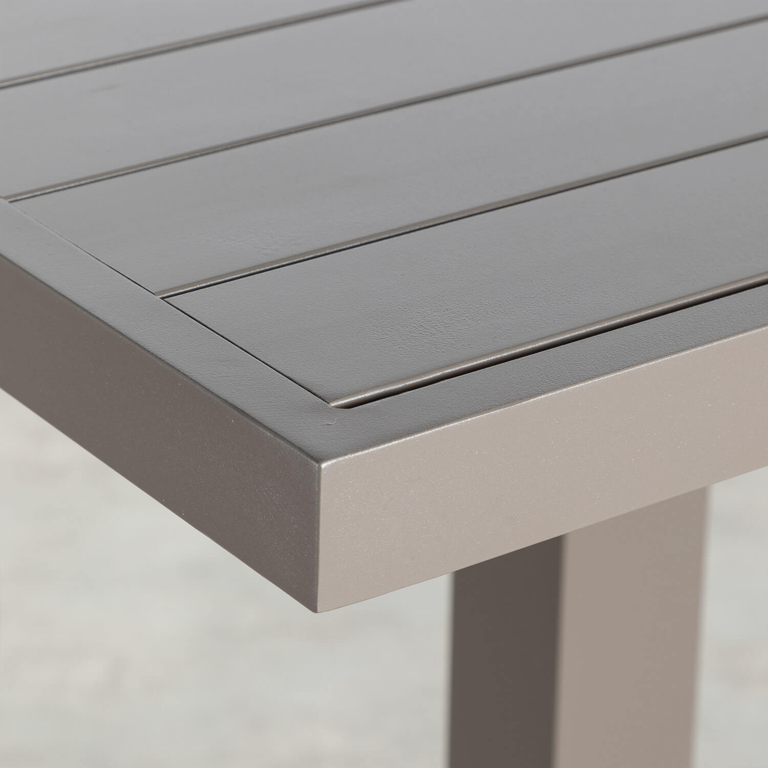 Quadratischer Outdoor Stehtisch aus Aluminium (90x90 cm) Amane