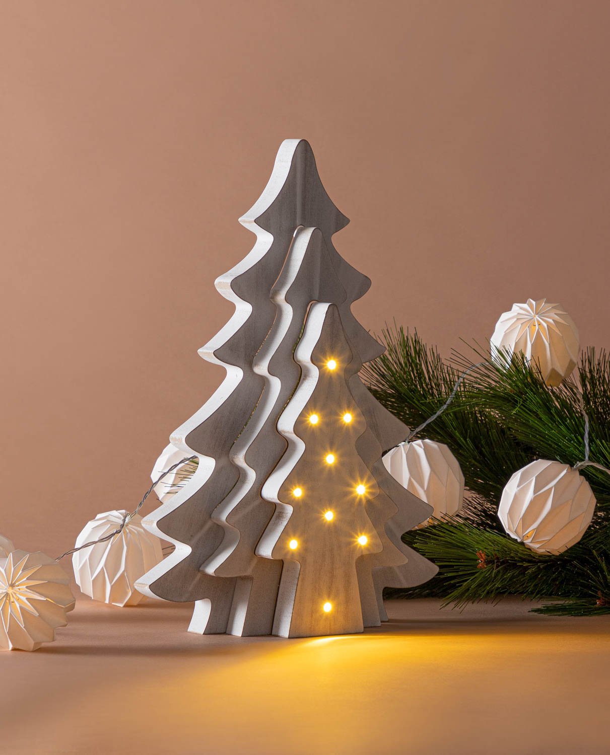 Weihnachtsbaum aus Holz mit LED-Lichtern Pinos, Galeriebild 2