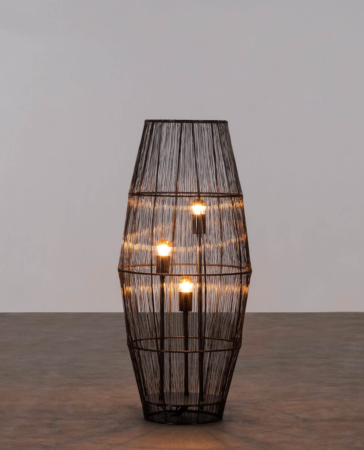 Saori-Stehlampe aus Metall, Galeriebild 2