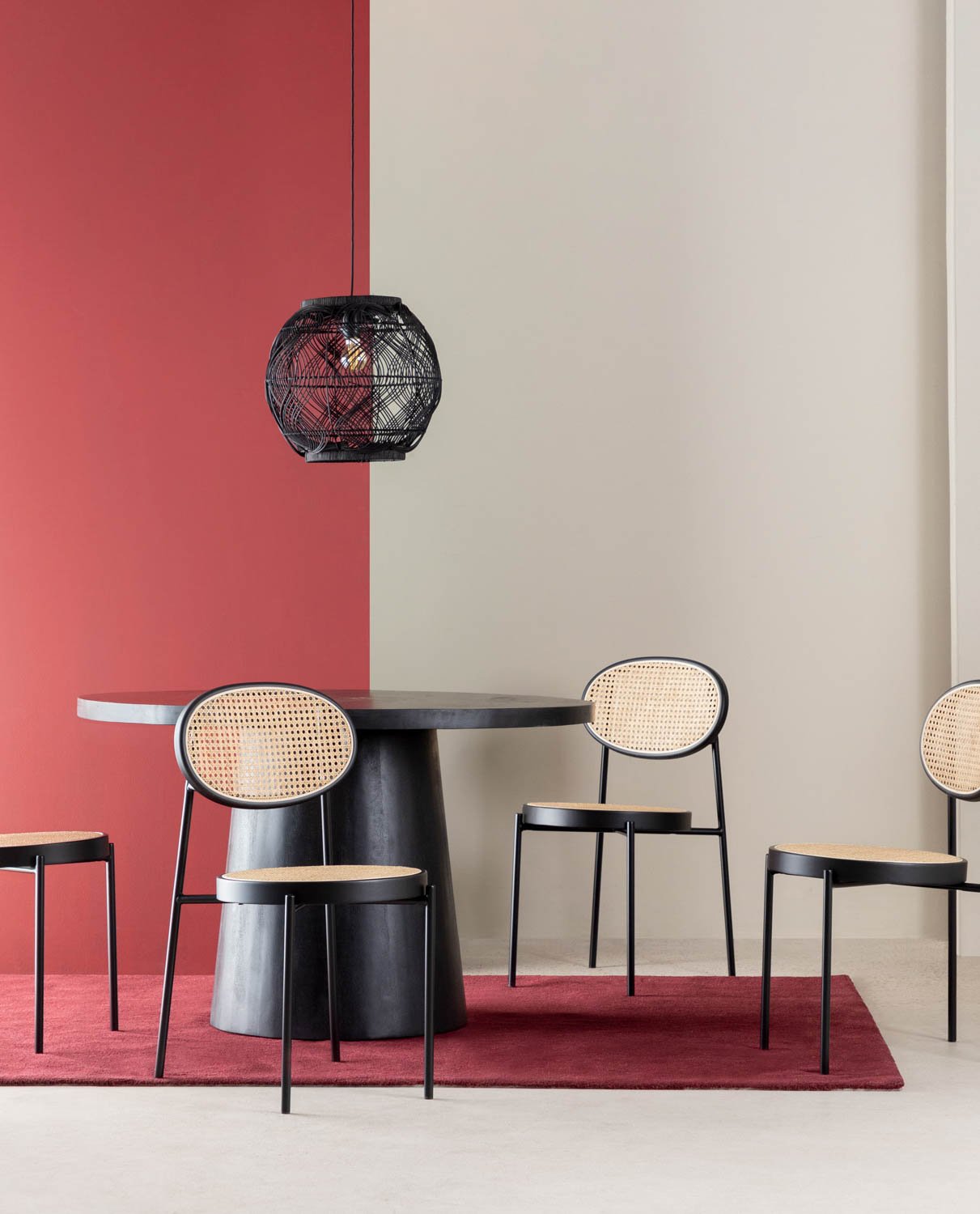 Set aus rundem Holztisch Doran und 4 Vili-Stühlen aus natürlichem Rattan, Galeriebild 2