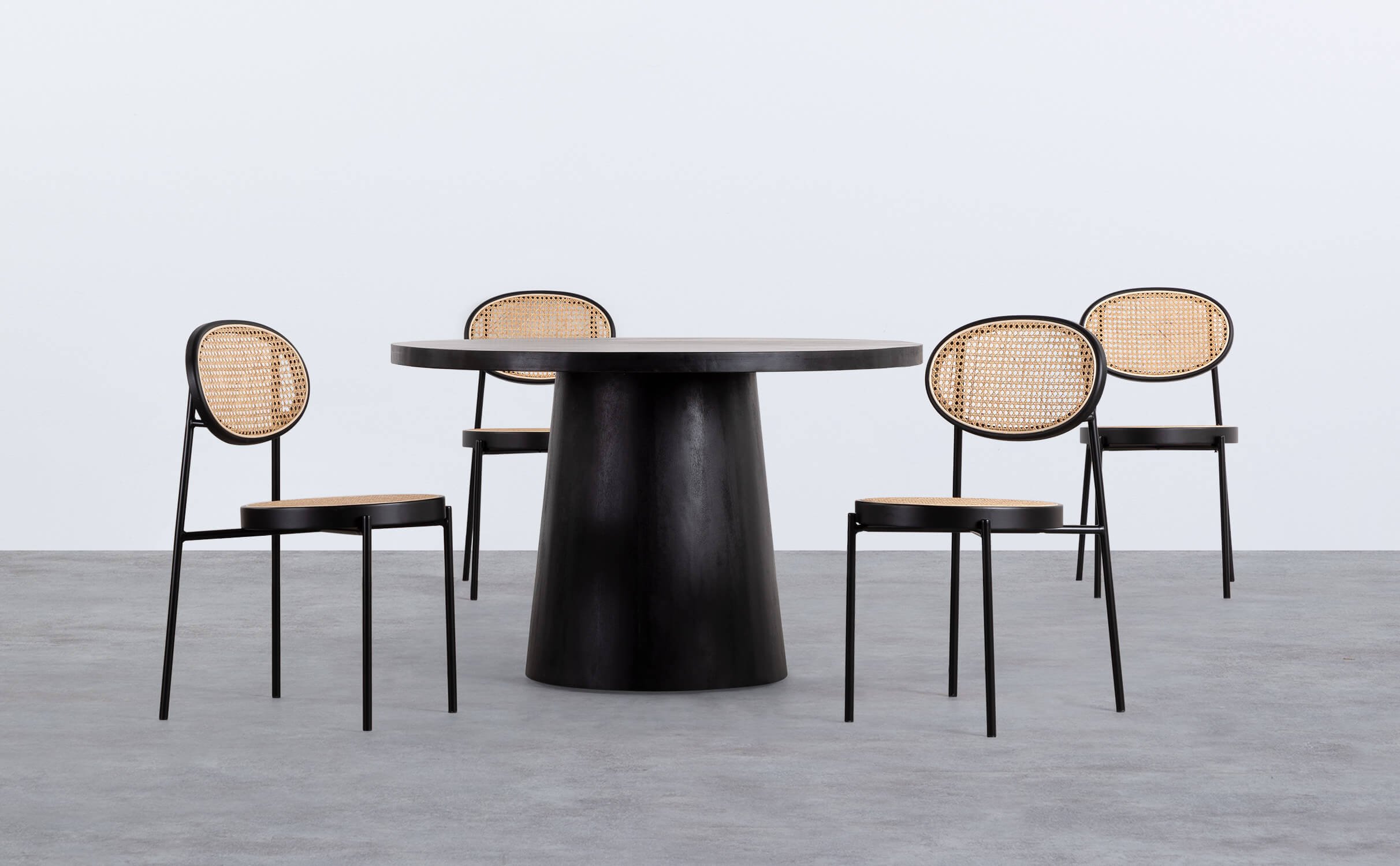 Set aus rundem Holztisch Doran und 4 Vili-Stühlen aus natürlichem Rattan, Galeriebild 1