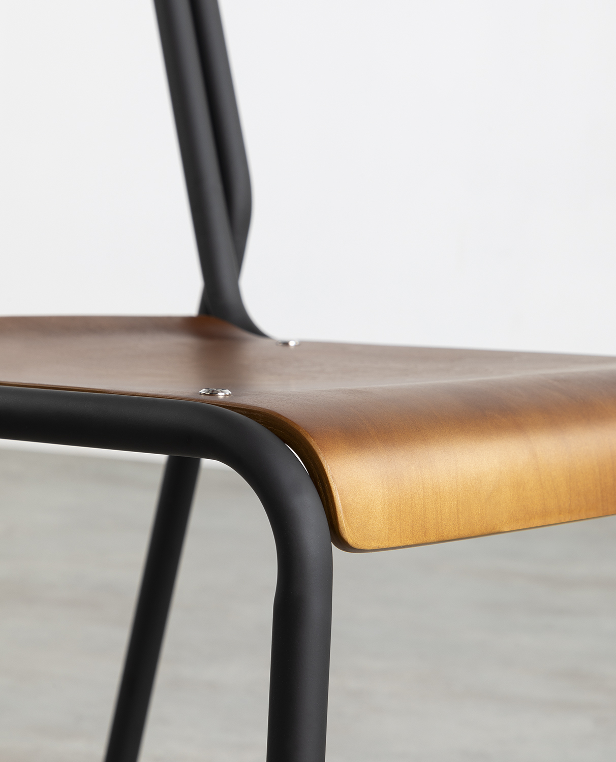 Set aus rundem Tisch Zoar und 2 Stühlen aus Stahl und Holz Curi, Galeriebild 2