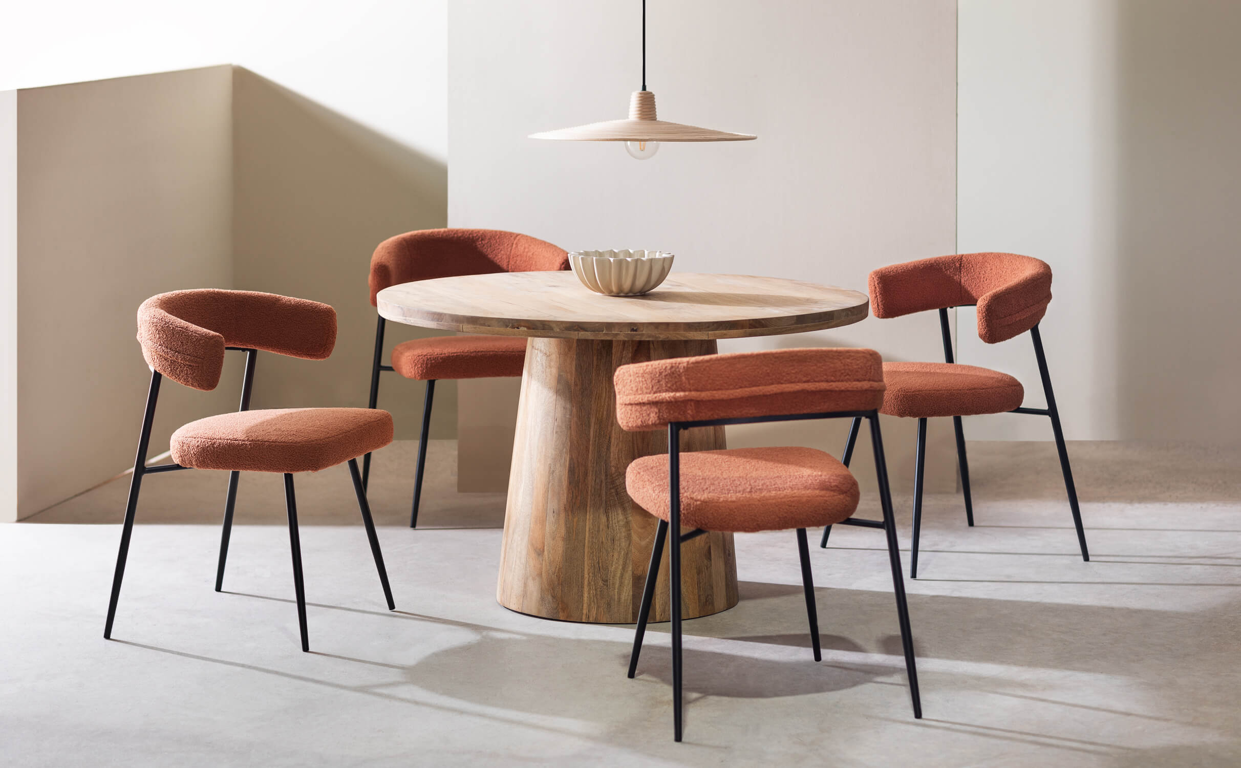 Set Aus Rundem Holztisch Doran und 4 Bouclé-Stoffstühlen Eloise, Galeriebild 1