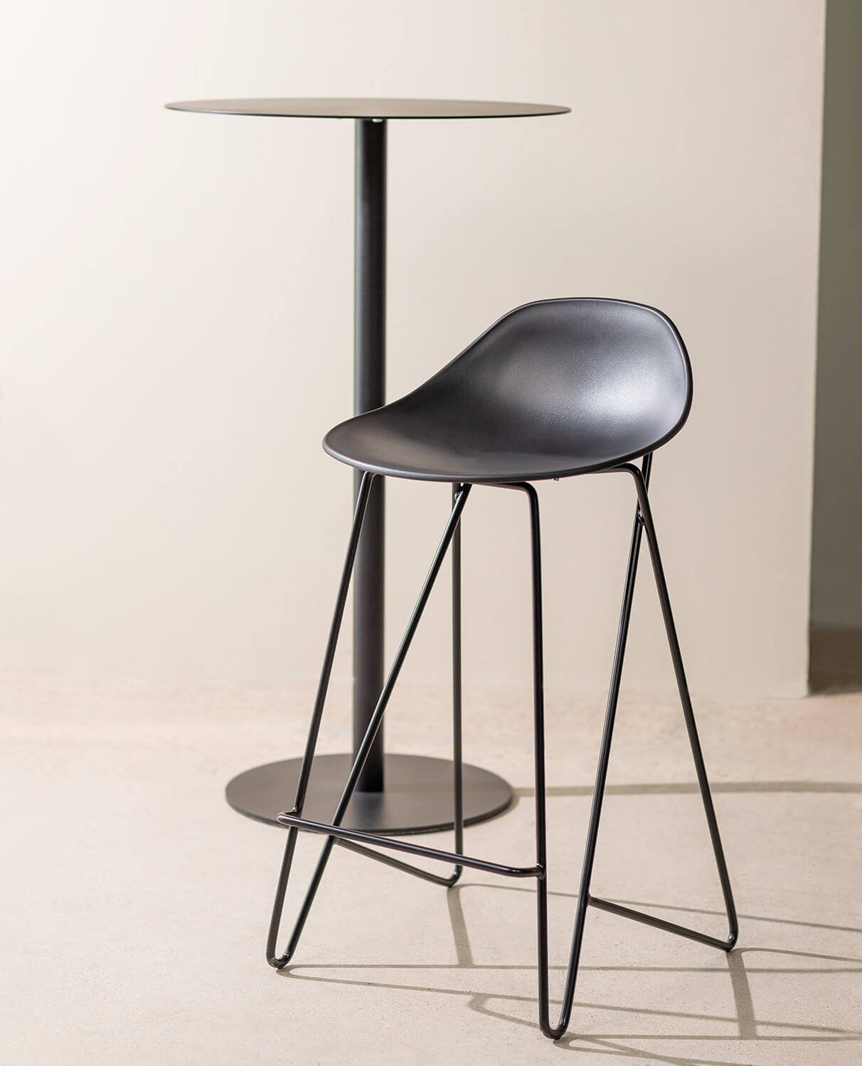 Hoher Hocker aus Polypropylen und Metall (67 cm) Paris, Galeriebild 2