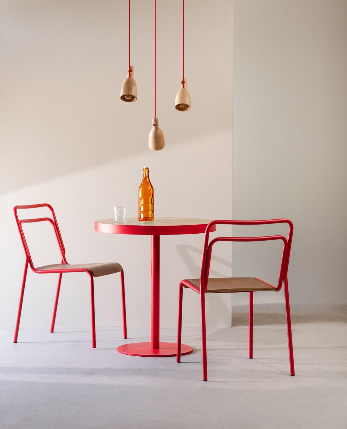 Set aus Rundem Zoar-Tisch und 2 Curi-Stühlen aus Metall und Holz, Galeriebild 2
