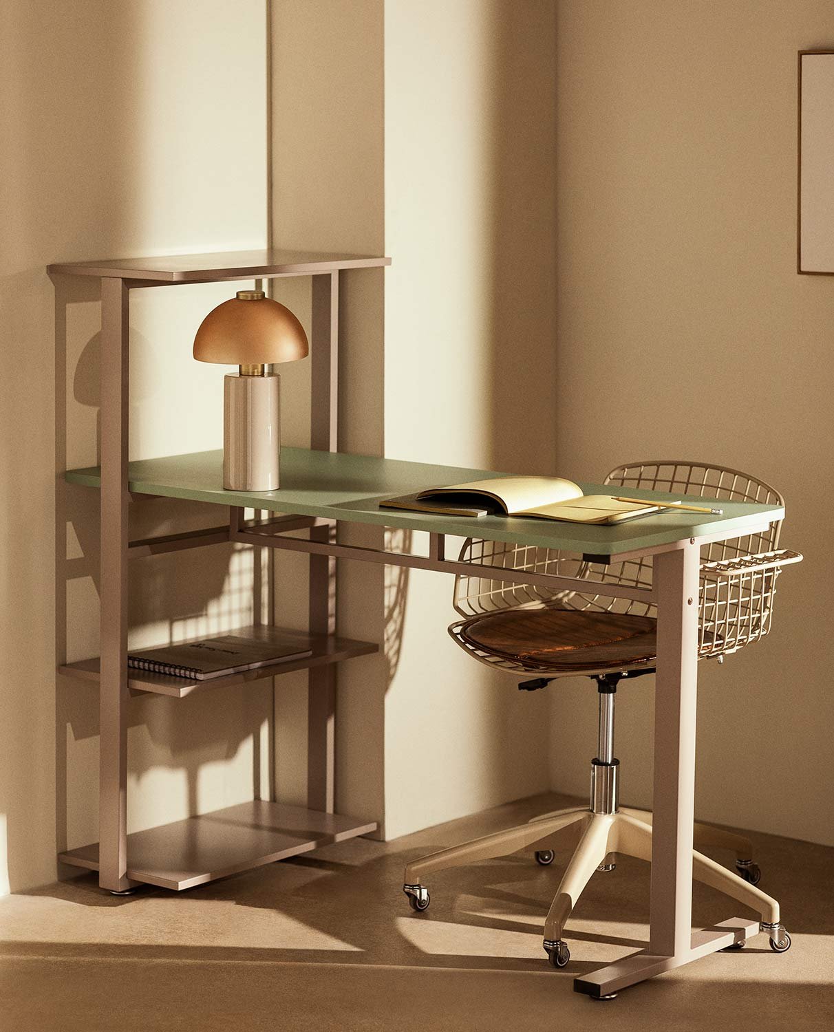 Schreibtisch mit Holz- und Metallböden Demi, Galeriebild 2