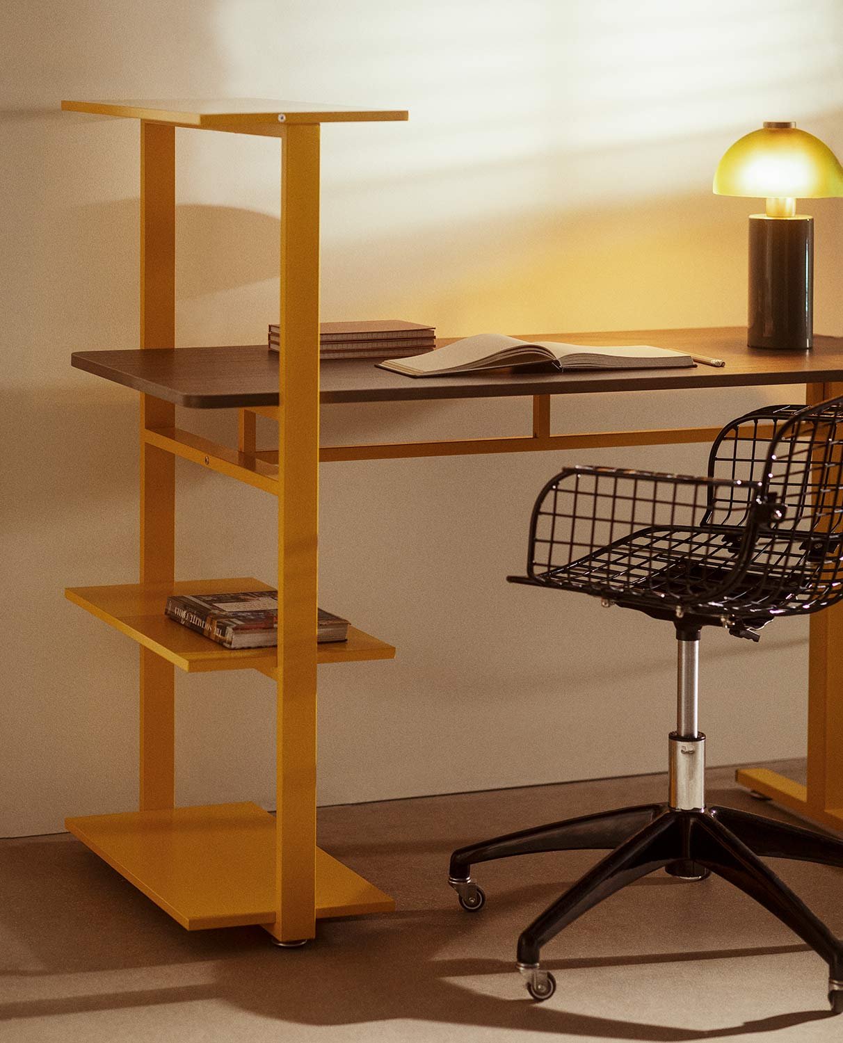 Schreibtisch mit Holz- und Metallböden Demi, Galeriebild 2
