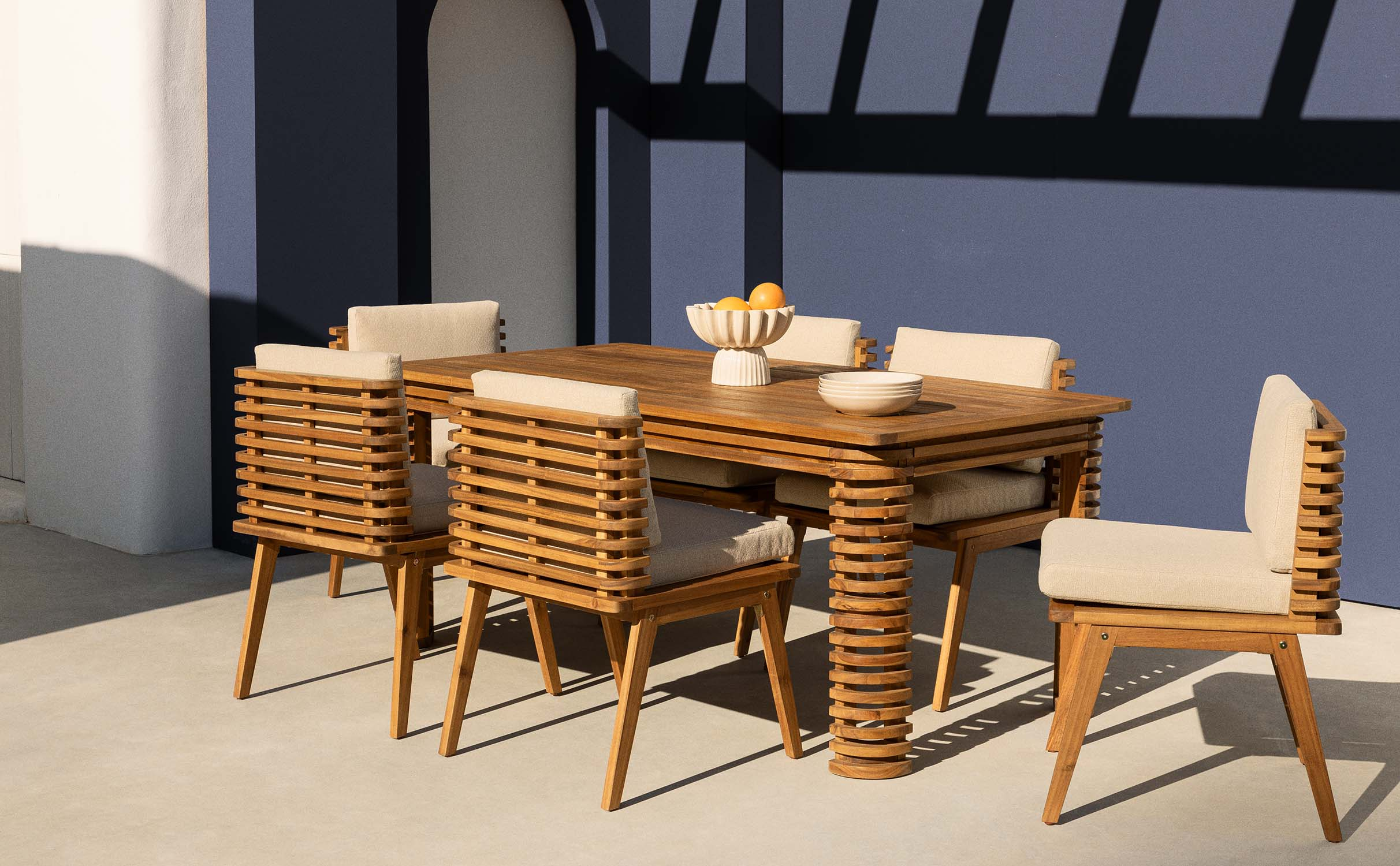 Set aus Rechteckigem Tisch und 6 Stühlen aus Akazienholz und Hazan-Stoff, Galeriebild 1