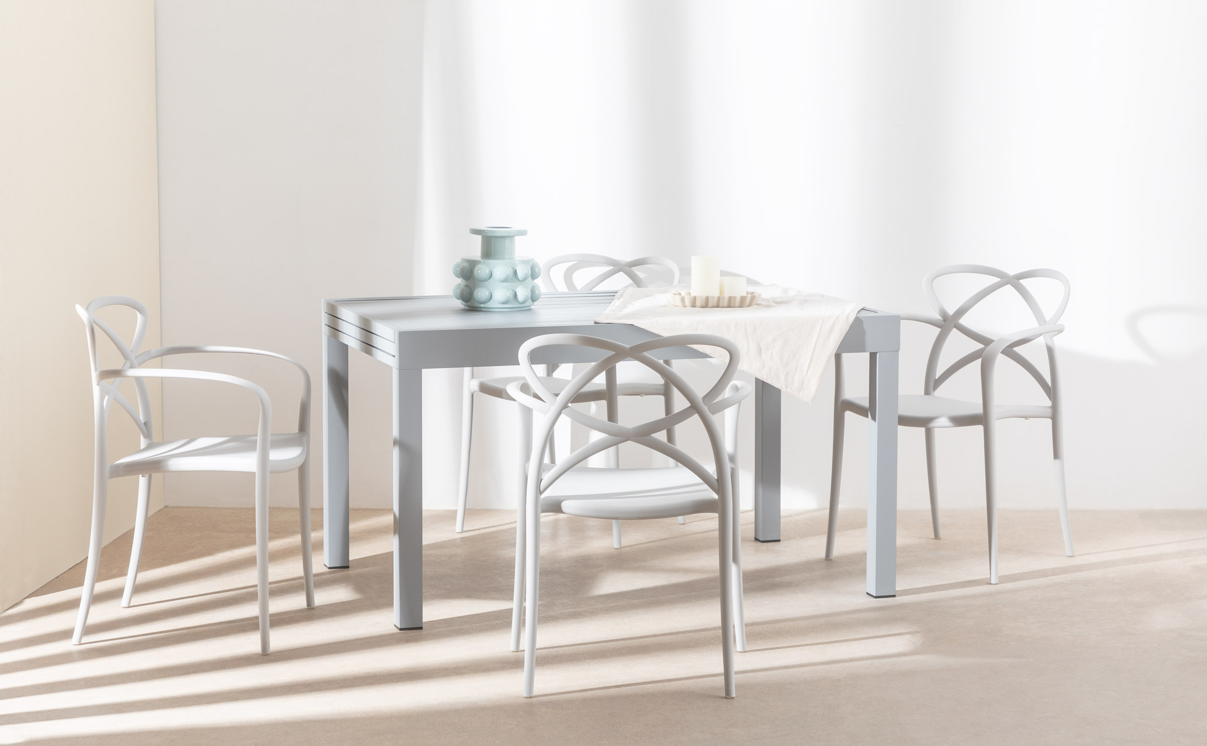 Ausziehbarer Aluminiumtisch Paradise und 4 Stühle aus Polypropylen für den Außenbereich Cielo, Galeriebild 1