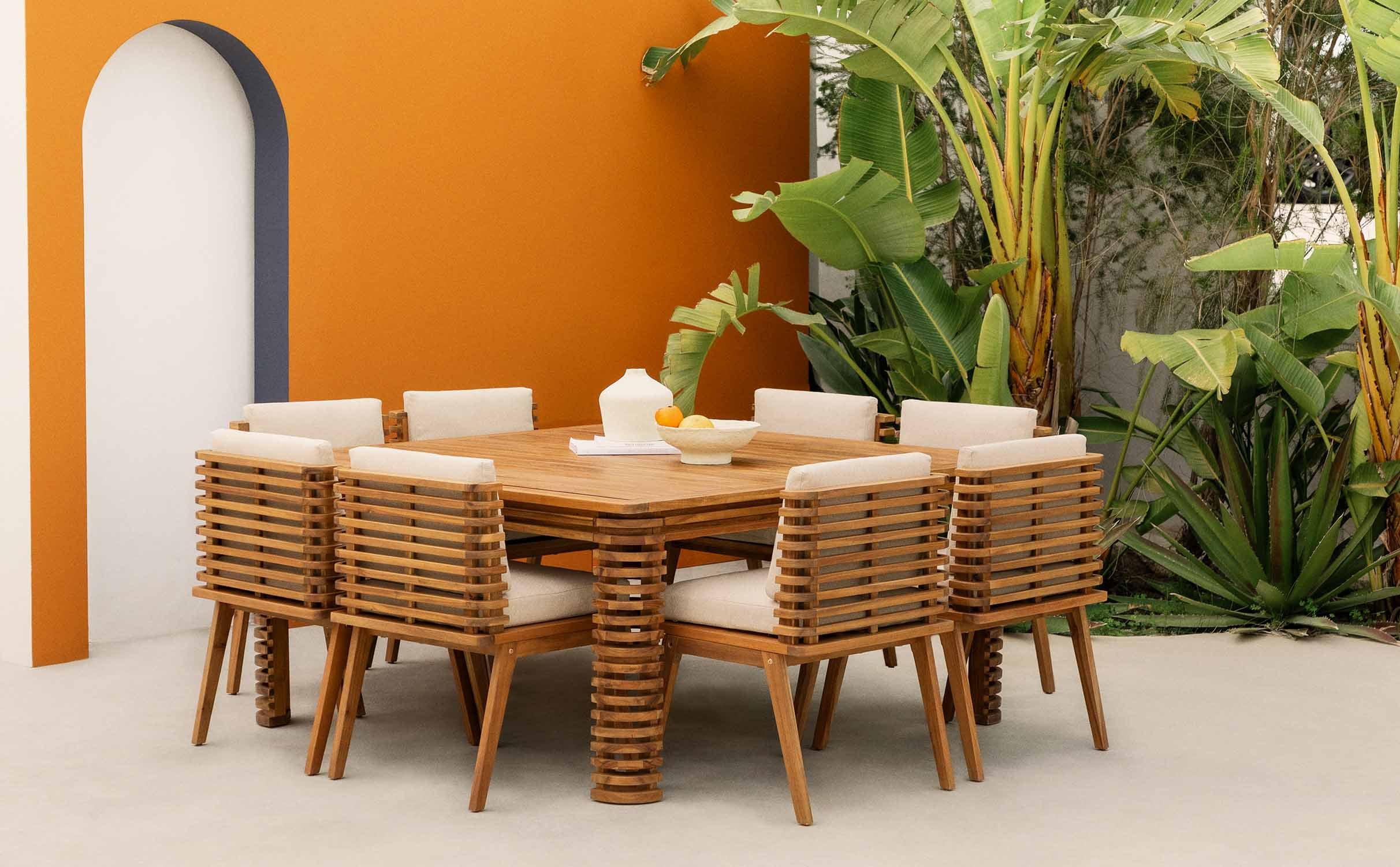 Set aus Quadratischem Tisch und 8 Stühlen aus Akazienholz und Hazan-Stoff, Galeriebild 1