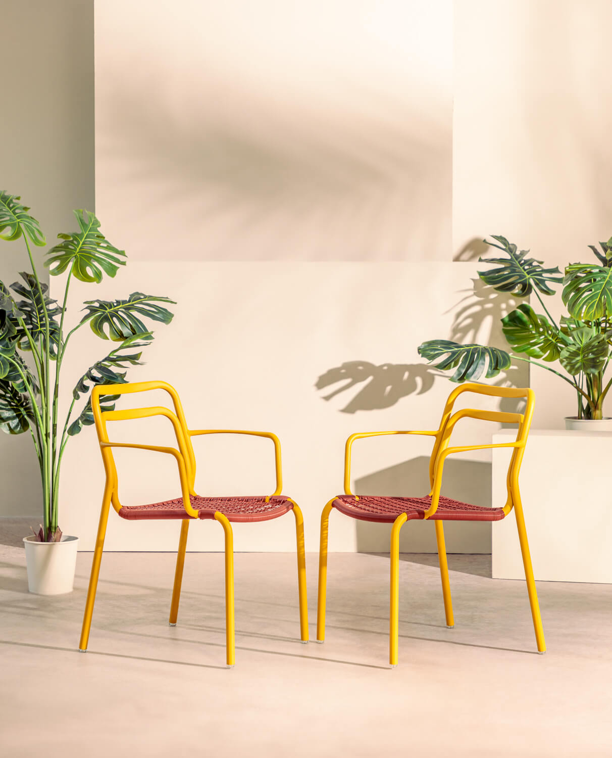 4er-Pack Stühle aus Aluminium und synthetischem Rattan für den Außenbereich mit Armlehnen Kor, Galeriebild 2