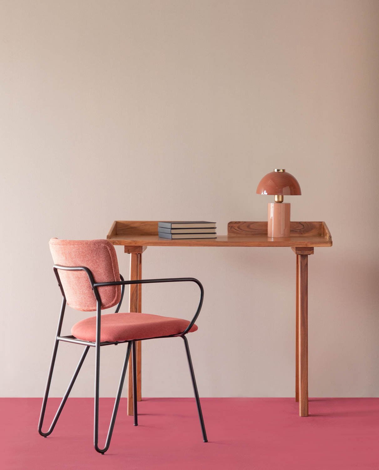 Schreibtisch aus Akazienholz und Stuhl Mateo aus Stoff mit Armlehnen Zoei, Galeriebild 1