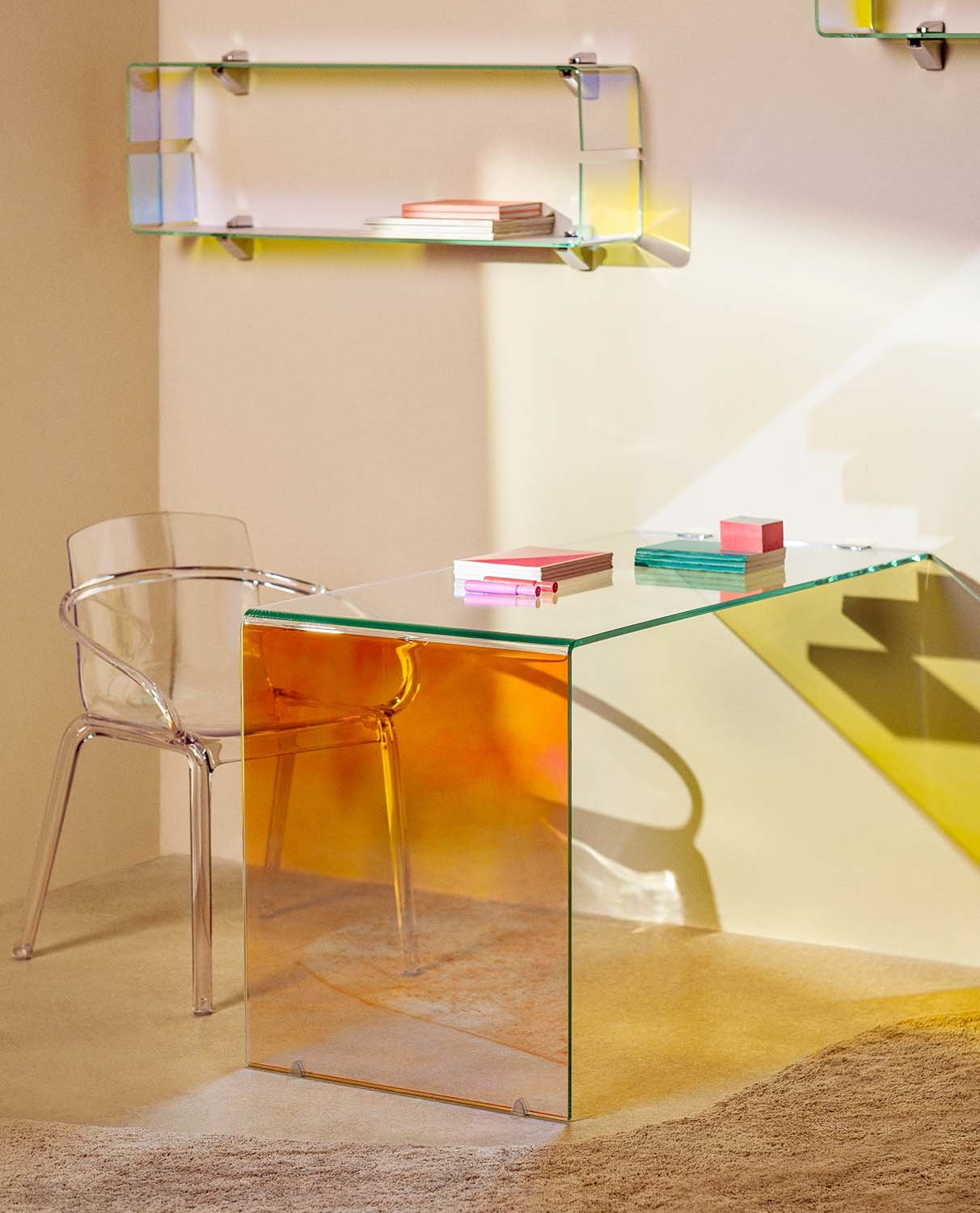 Schreibtisch und Stuhl aus gehärtetem Glas Iris mit Armlehnen aus Polycarbonat Zuera, Galeriebild 1