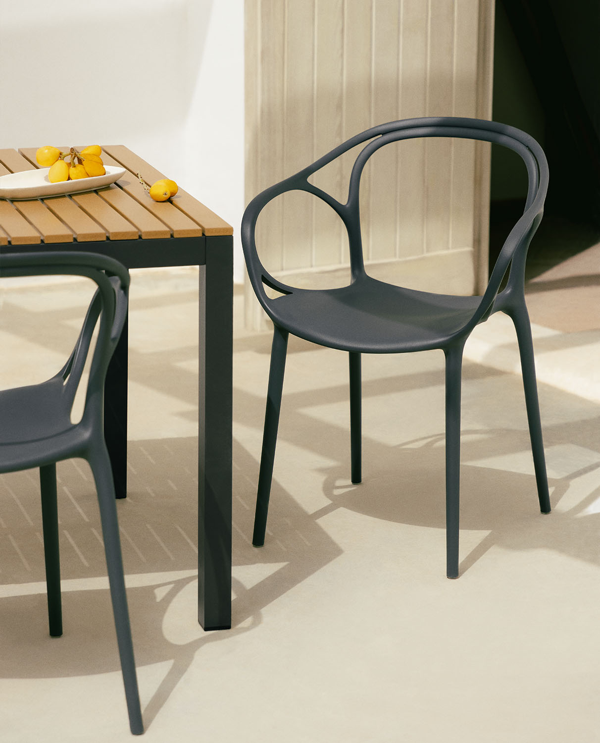 2er-Pack Erbra Polypropylen-Stühle für den Außenbereich mit Armlehnen, Galeriebild 2