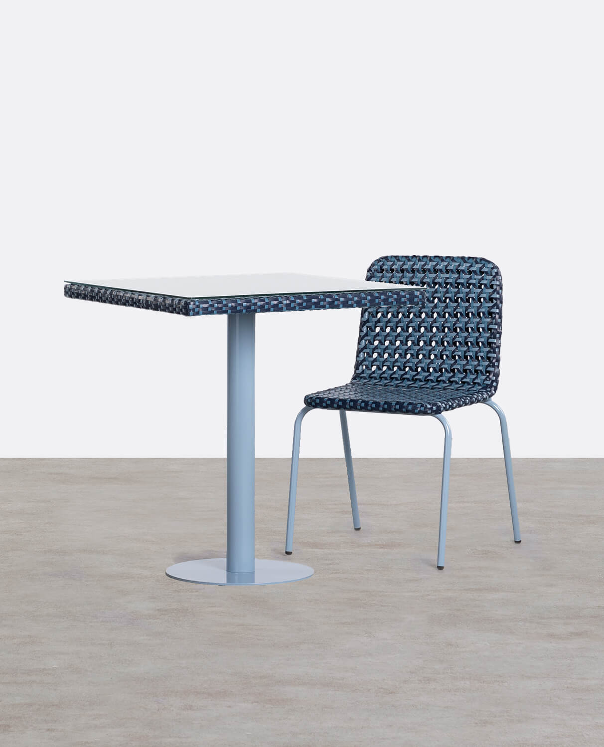 Set aus quadratischem Tisch und 2 Outdoor-Stühlen aus Aluminium und synthetischem Rattan Roys, Galeriebild 2