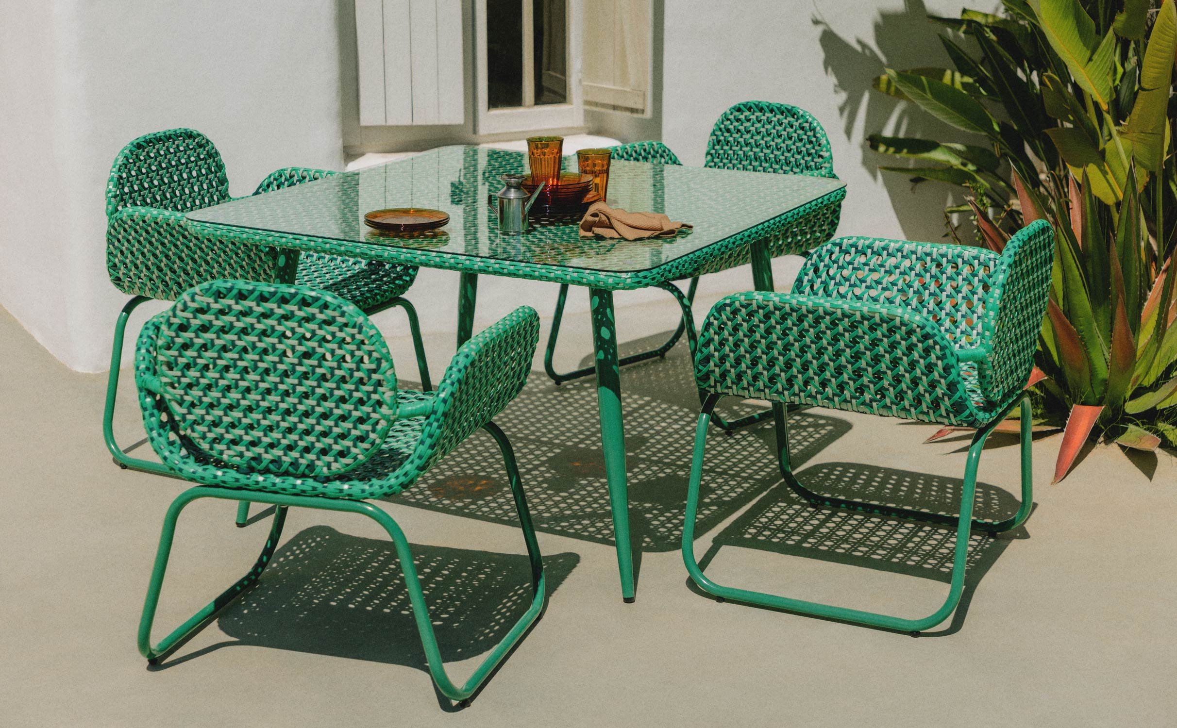 Tisch und 4 Stühle aus Aluminium und synthetischem Rattan für den Außenbereich Roys, Galeriebild 1