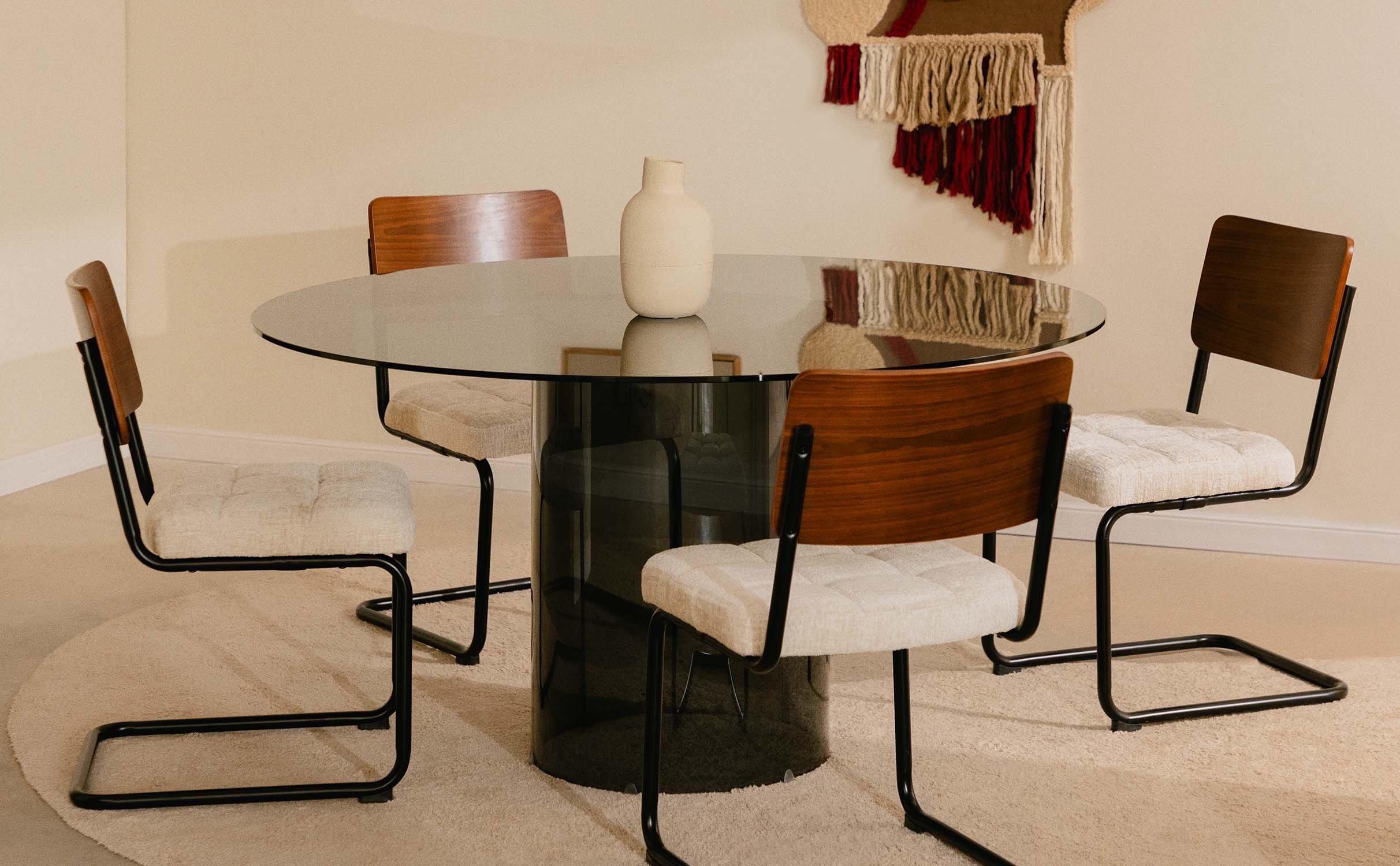  Rundes Esstisch-Set aus Gehärtetem Glas Kolu und 4 Stühle aus Holz und Stoff Cuba, Galeriebild 1