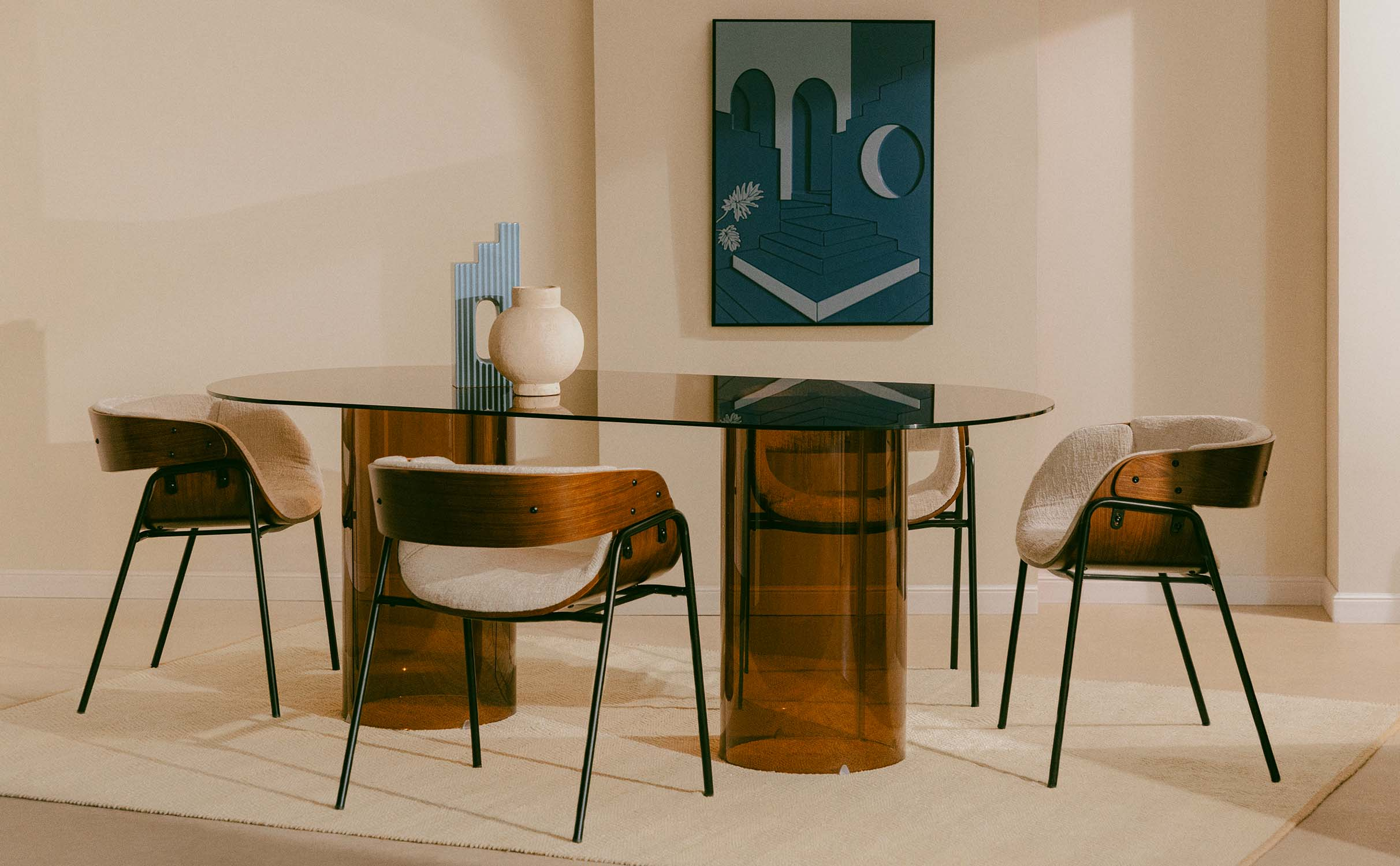 Ovaler Esstisch aus Gehärtetem Glas Kolu und 4 Stühle aus Holz und Stoff Berlin, Galeriebild 1