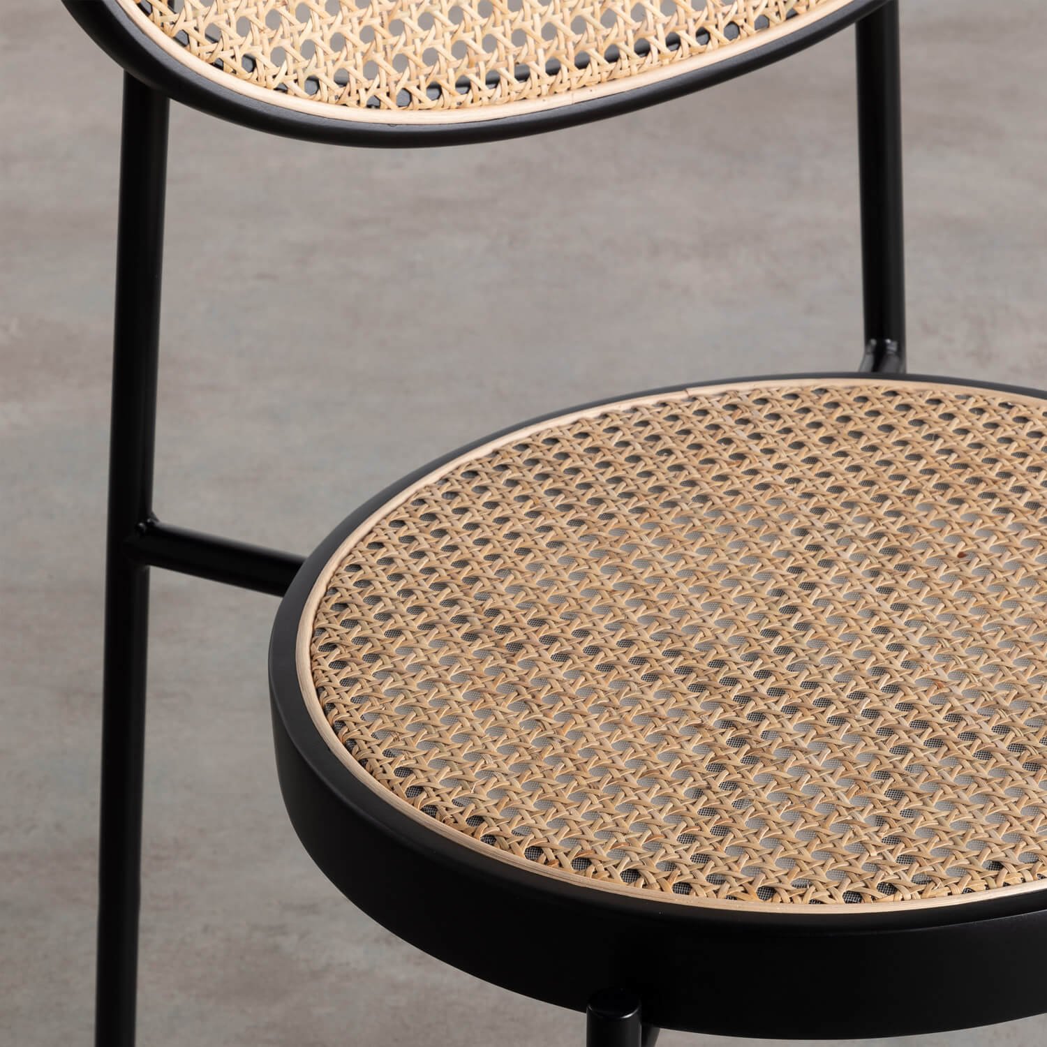 Set aus Rundem Holztisch Doran und 4 Vili-Stühlen aus natürlichem Rattan, Galeriebild 2