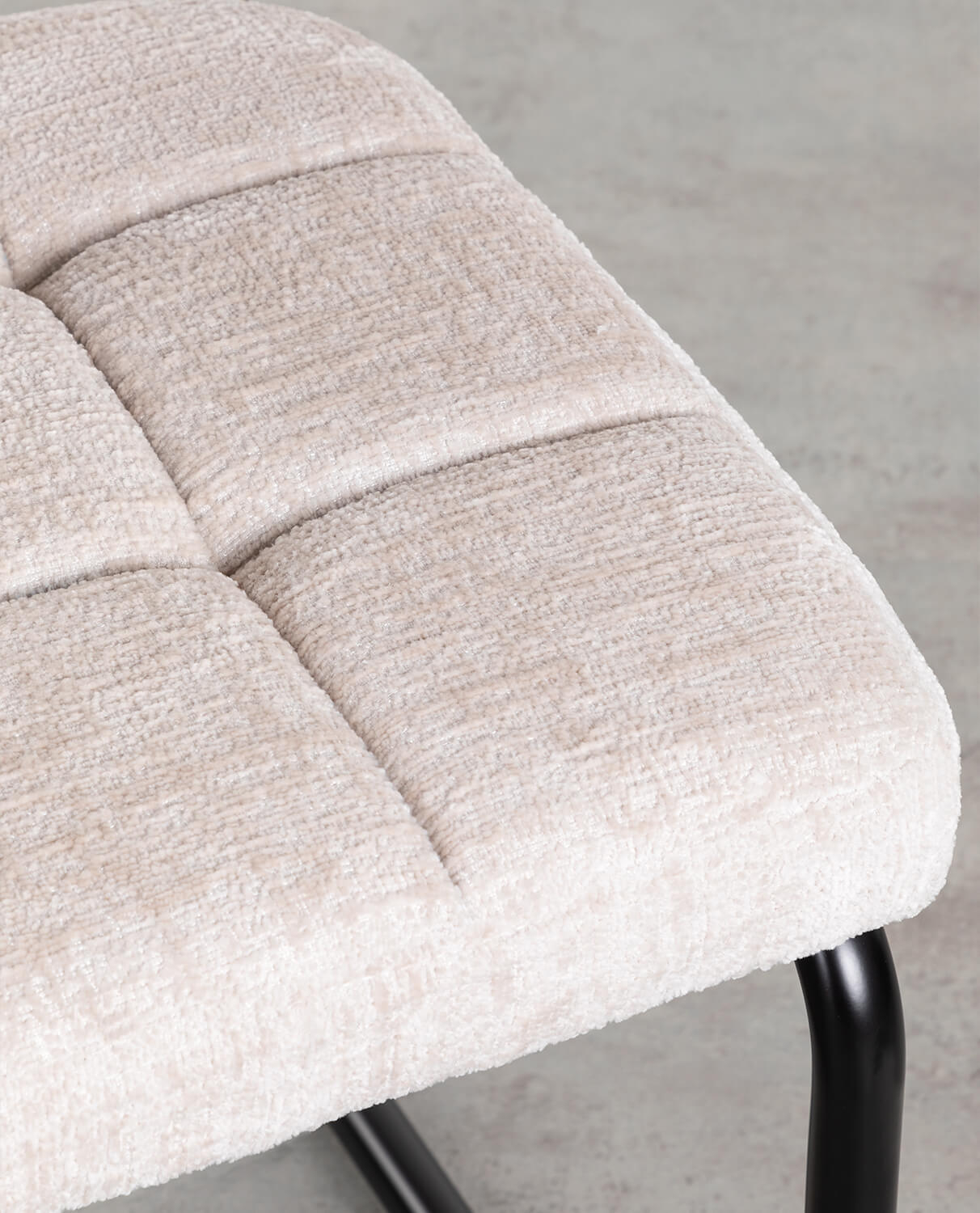 Ovaler Esstisch aus Gehärtetem Glas Kolu und 4 Stühle aus Holz und Stoff Cuba, Galeriebild 5