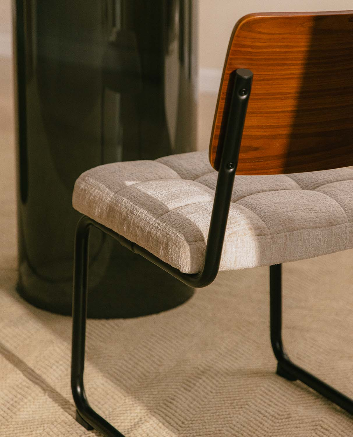 Ovaler Esstisch aus Gehärtetem Glas Kolu und 4 Stühle aus Holz und Stoff Cuba, Galeriebild 6