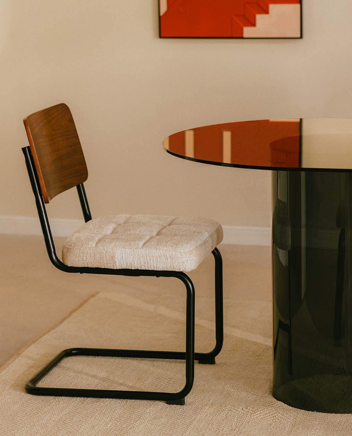 Ovaler Esstisch aus Gehärtetem Glas Kolu und 4 Stühle aus Holz und Stoff Cuba, Galeriebild 3