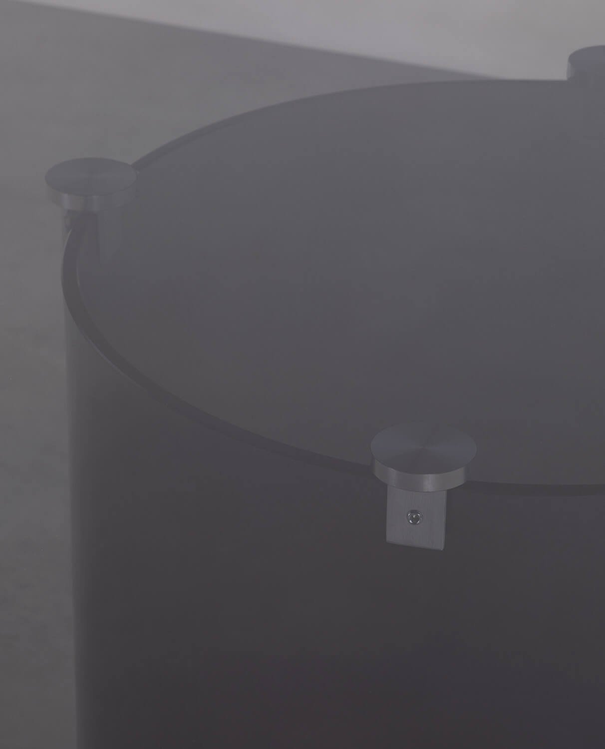  Rundes Esstisch-Set aus Gehärtetem Glas (Ø140 cm) Kolu und 4 Stühle aus Holz und Stoff Cuba, Galeriebild 7