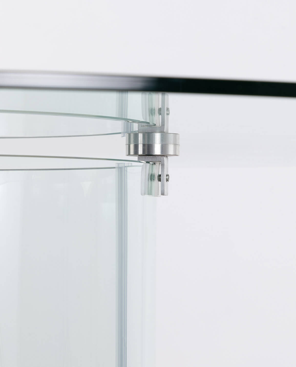 Set aus Rundem Gehärtetem Glas (Ø140 cm) Kolu Esstisch und 4 Stühlen aus Polycarbonat Zuera , Galeriebild 3