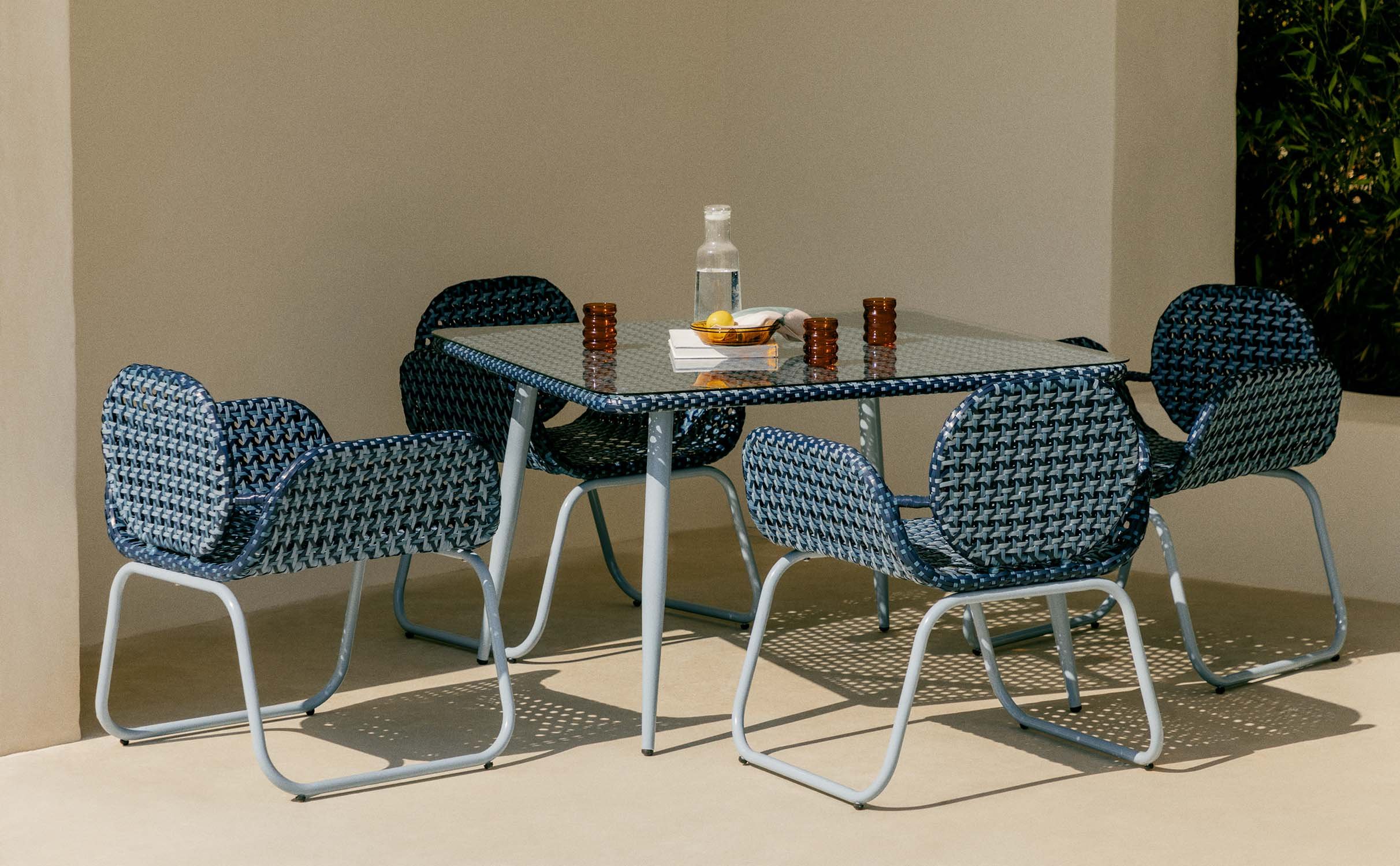 Tisch und 4 Stühle aus Aluminium und synthetischem Rattan für den Außenbereich Roys, Galeriebild 1