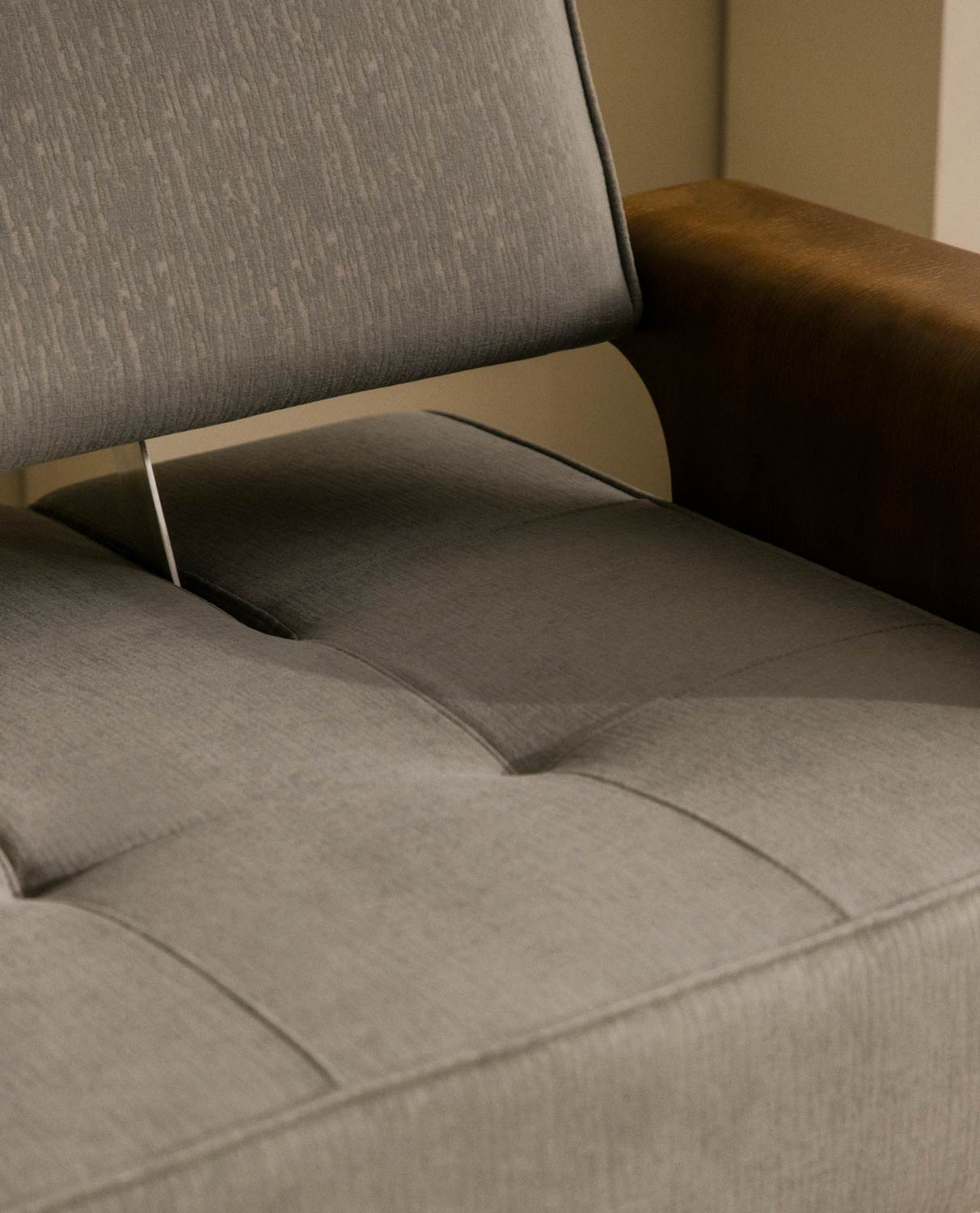 Neue 3-Sitzer-Schlafsofa 70S mit Armlehnen aus Holz und Stoff , Galeriebild 2