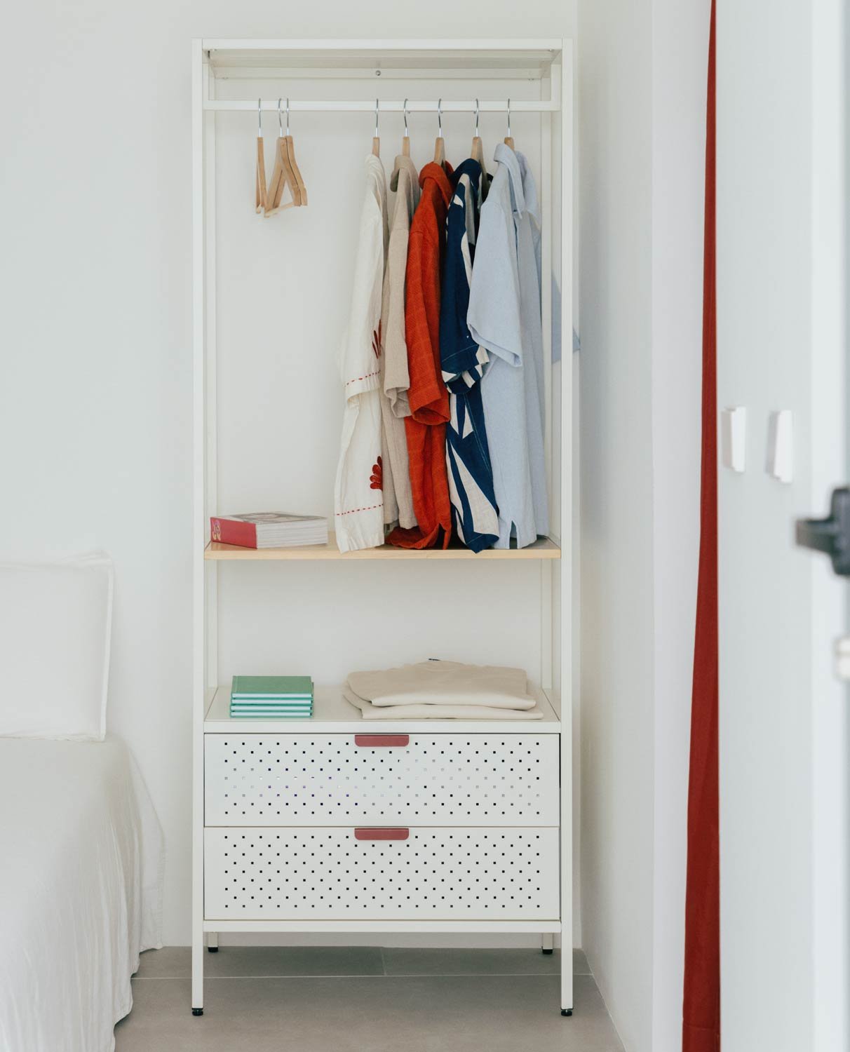 Standgarderobe mit Regal und zwei Schubladen aus laminiertem Stahl und Kiefernholz (180x70 cm) Varys, Galeriebild 2