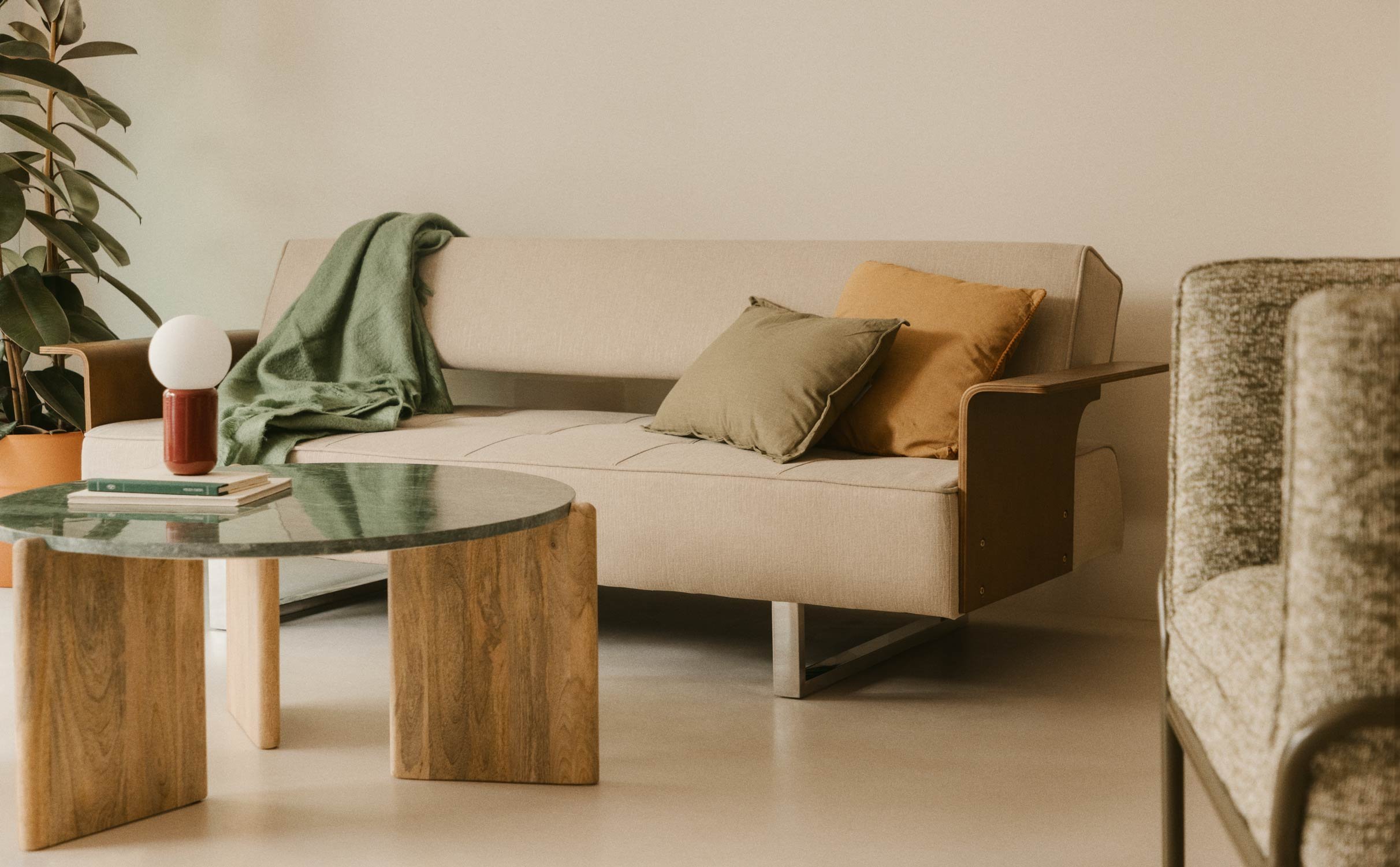 Neue 3-Sitzer-Schlafsofa 70S mit Armlehnen aus Holz und Stoff , Galeriebild 1