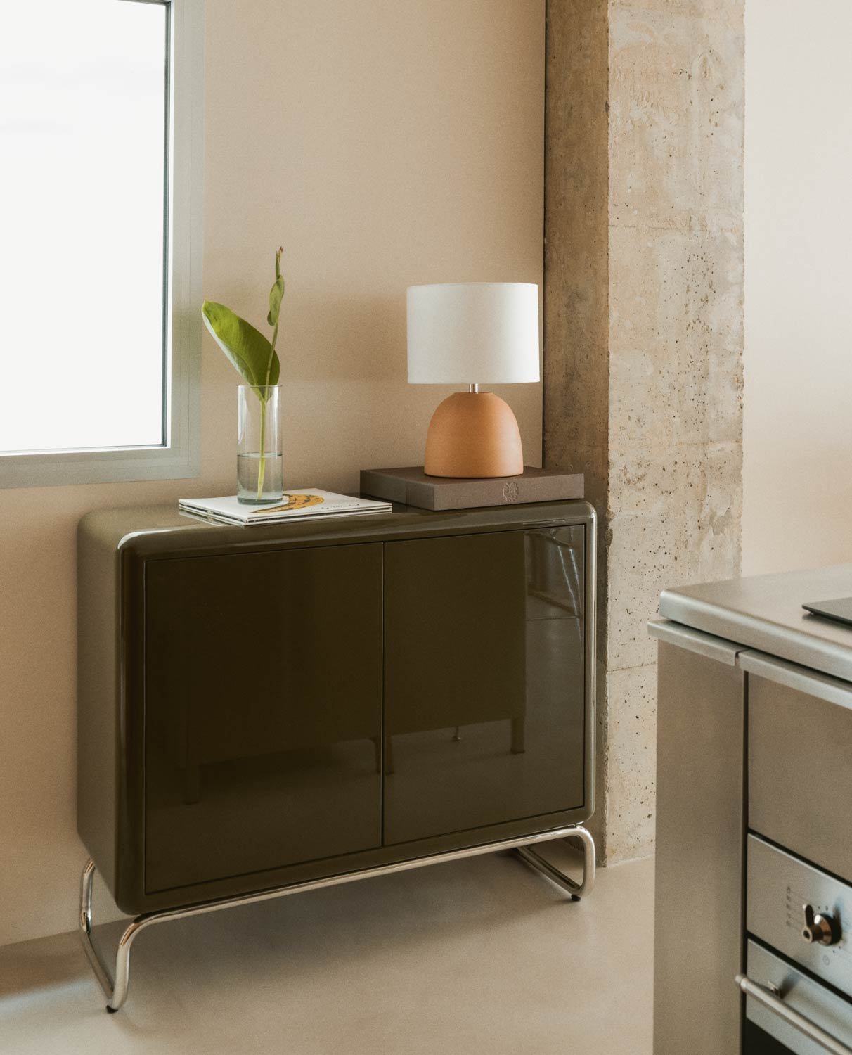 Niedriges Sideboard mit 2 Türen aus Holz und Metall in den Farben Candela Colours, Galeriebild 2