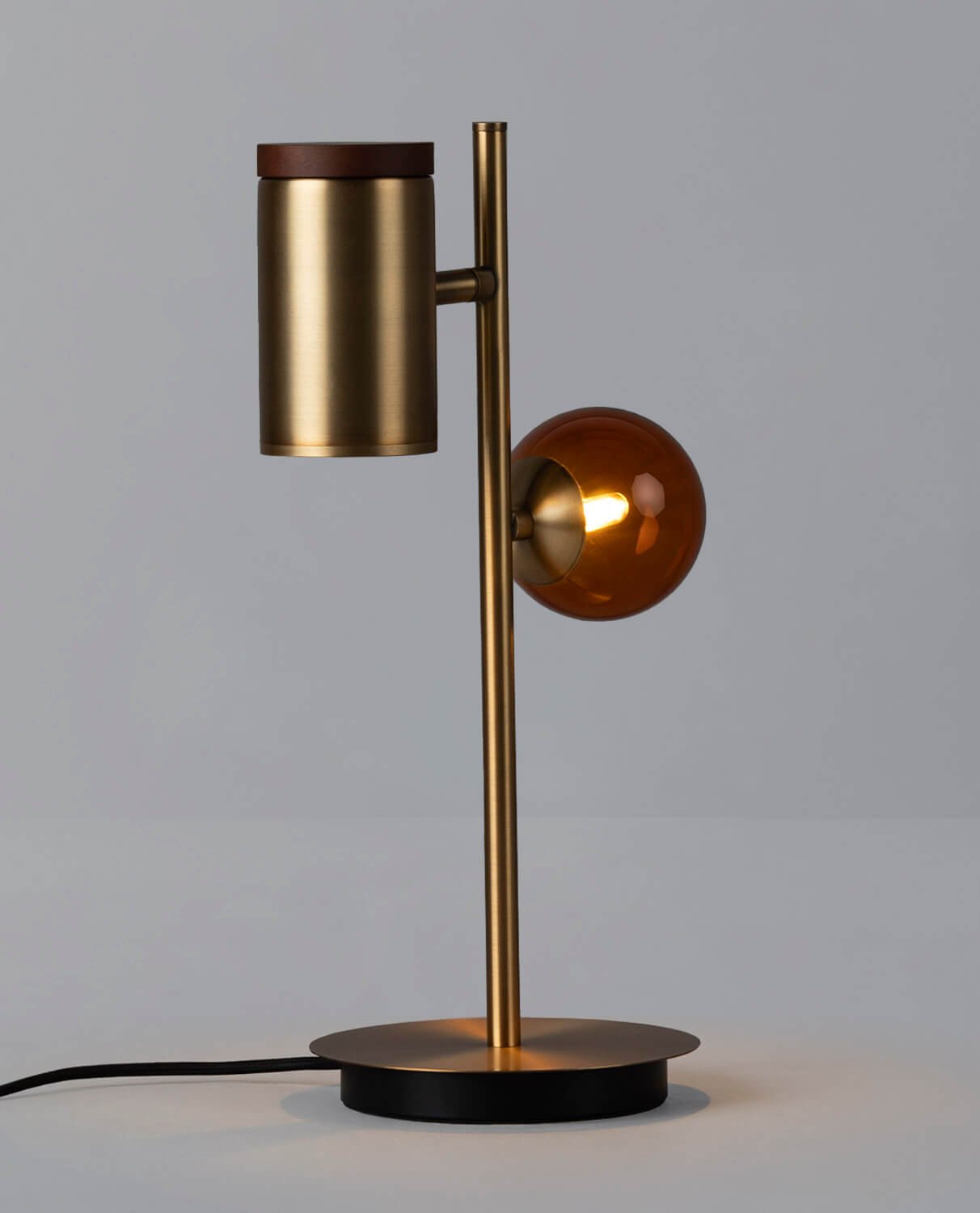 Caira Tischlampe aus Metall, Galeriebild 2