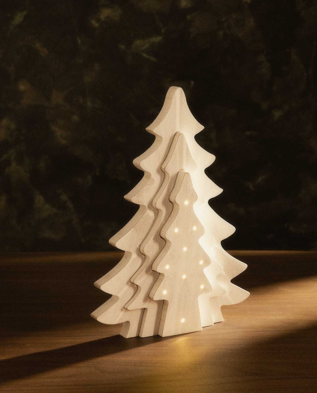 Weihnachtsbaum aus Holz mit LED-Lichtern Pinos, Galeriebild 2