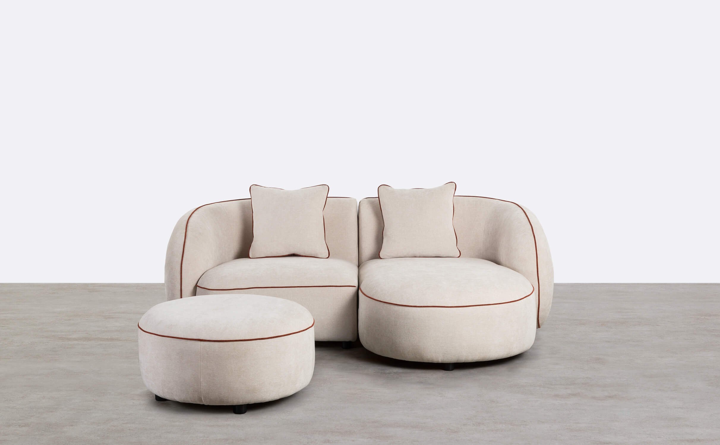 Modulares Zweiteiliges Ecksofa mit Chaiselongue und rundem Ilham-Stoffhocker, Galeriebild 1