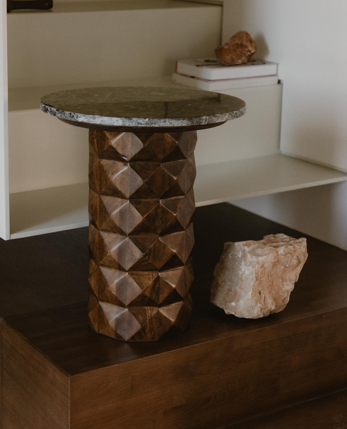 Runder Beistelltisch aus Udaipur-Marmor und Mangoholz (Ø40 cm) Vilna, Galeriebild 2