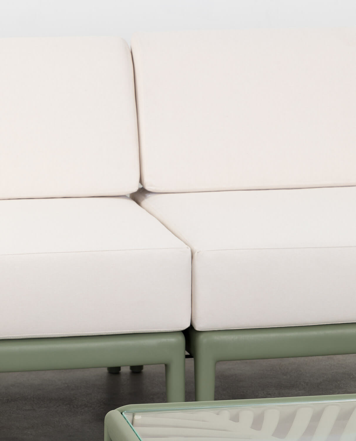 Meivy Gartenset mit 2-Sitzer-Sofa, 2 Sesseln und einem Couchtisch aus gehärtetem Glas und Polypropylen, Galeriebild 4