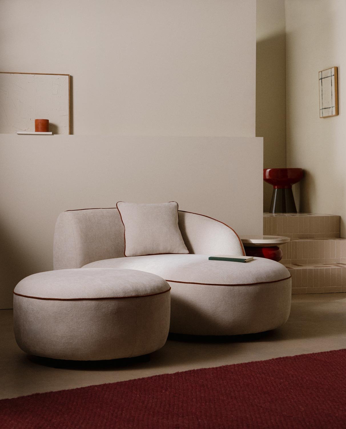 Runde Chaiselongue aus Ilham-Stoff mit Puff, Galeriebild 2