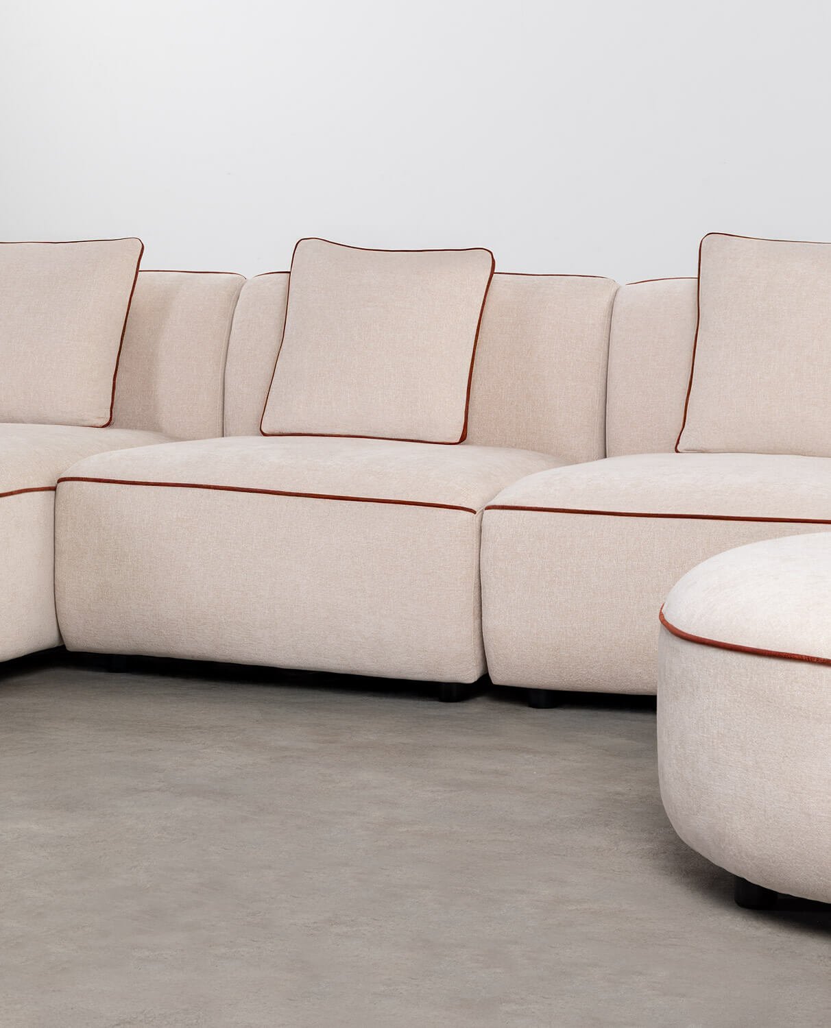 Modulares 3-teiliges Chaiselongue-Sofa mit 2 Sesseln und rundem Ilham-Stoffhocker, Galeriebild 2