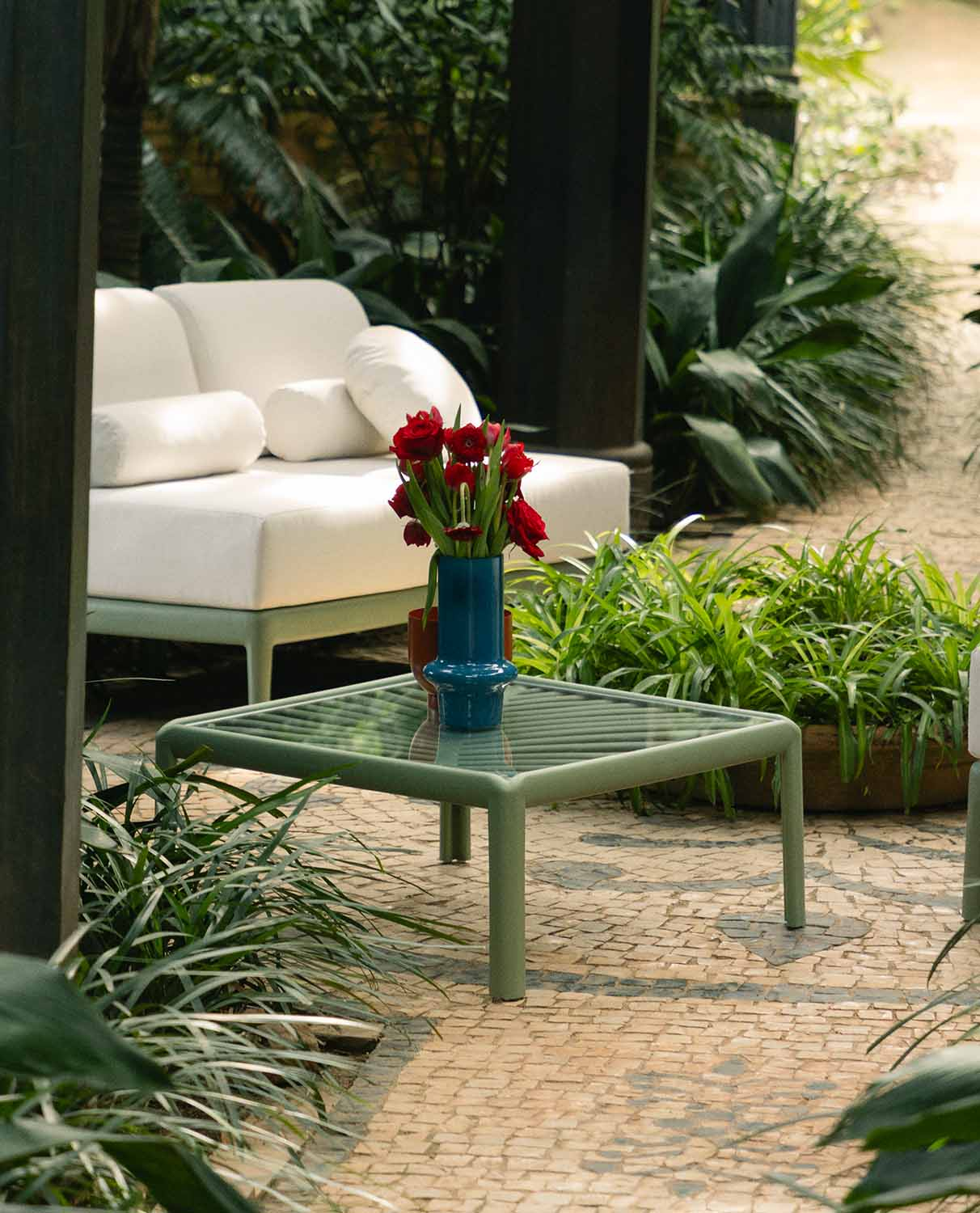 Meivy Gartenset mit 2-Sitzer-Sofa, 2 Sesseln und einem Couchtisch aus gehärtetem Glas und Polypropylen, Galeriebild 3