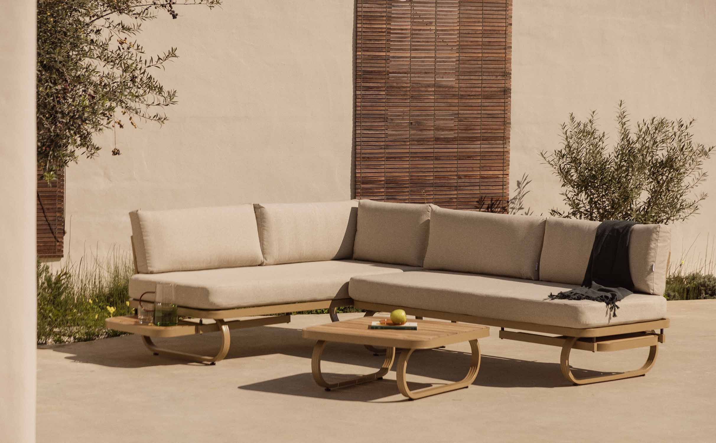 Garten-Set aus Metall und Teakholz mit Couchtisch Emilia, Galeriebild 1