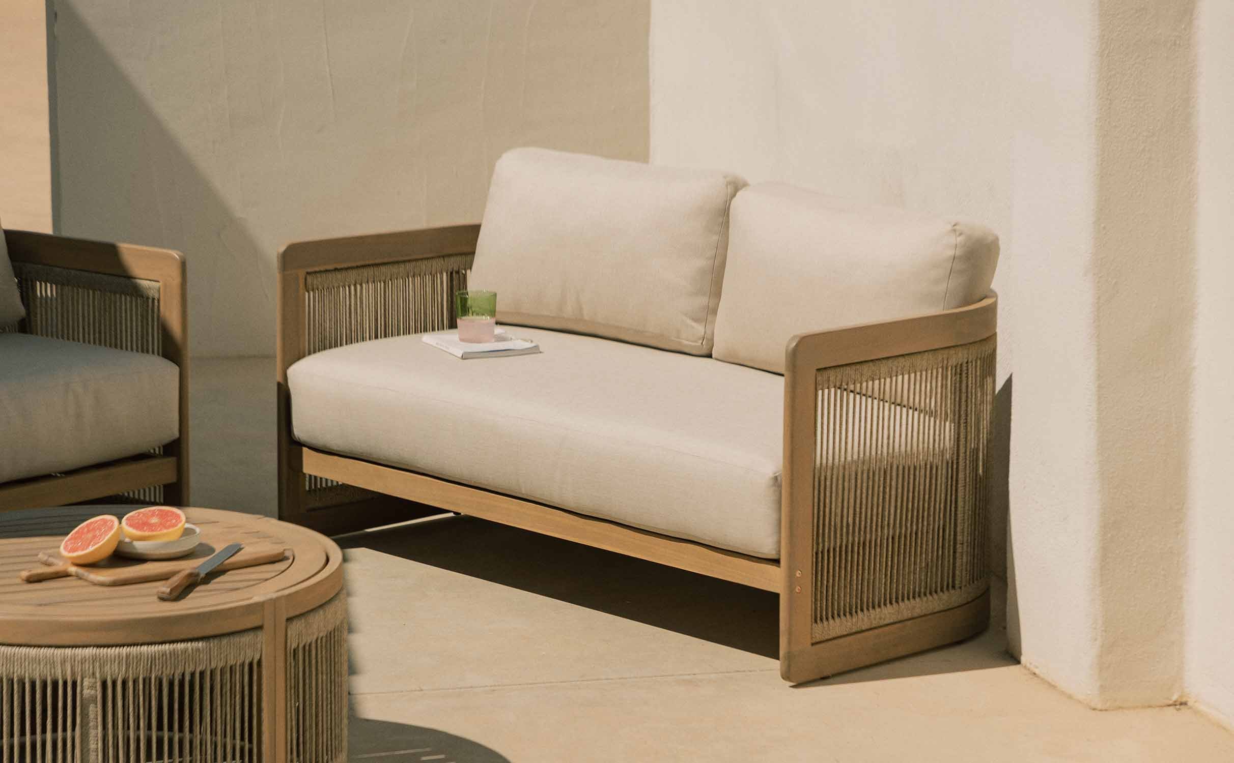 2-Sitzer-Gartensofa aus Akazienholz mit Mares-Kissen, Galeriebild 1