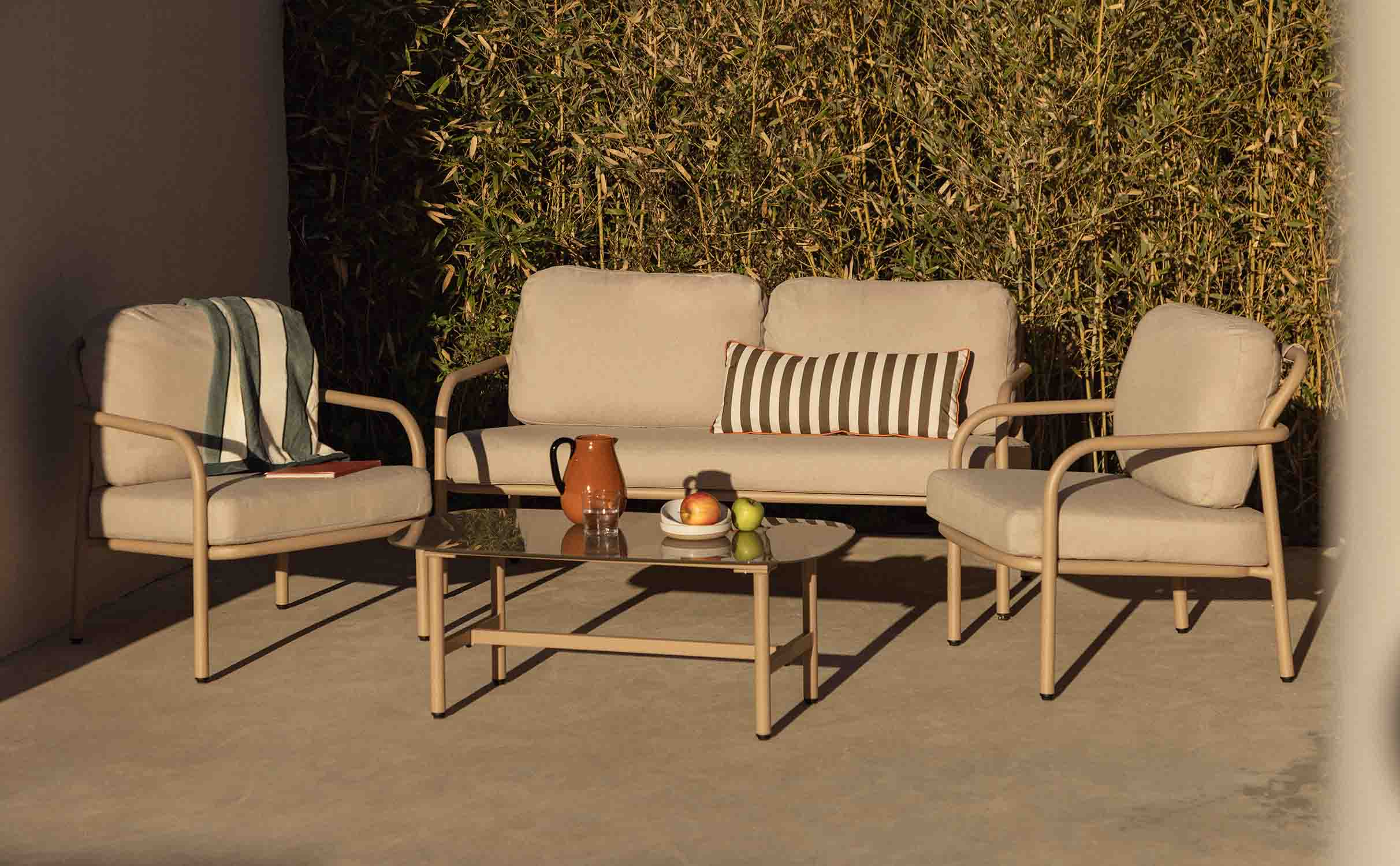 Gartenset aus Metall und Stoff mit Couchtisch Aleina, Galeriebild 1