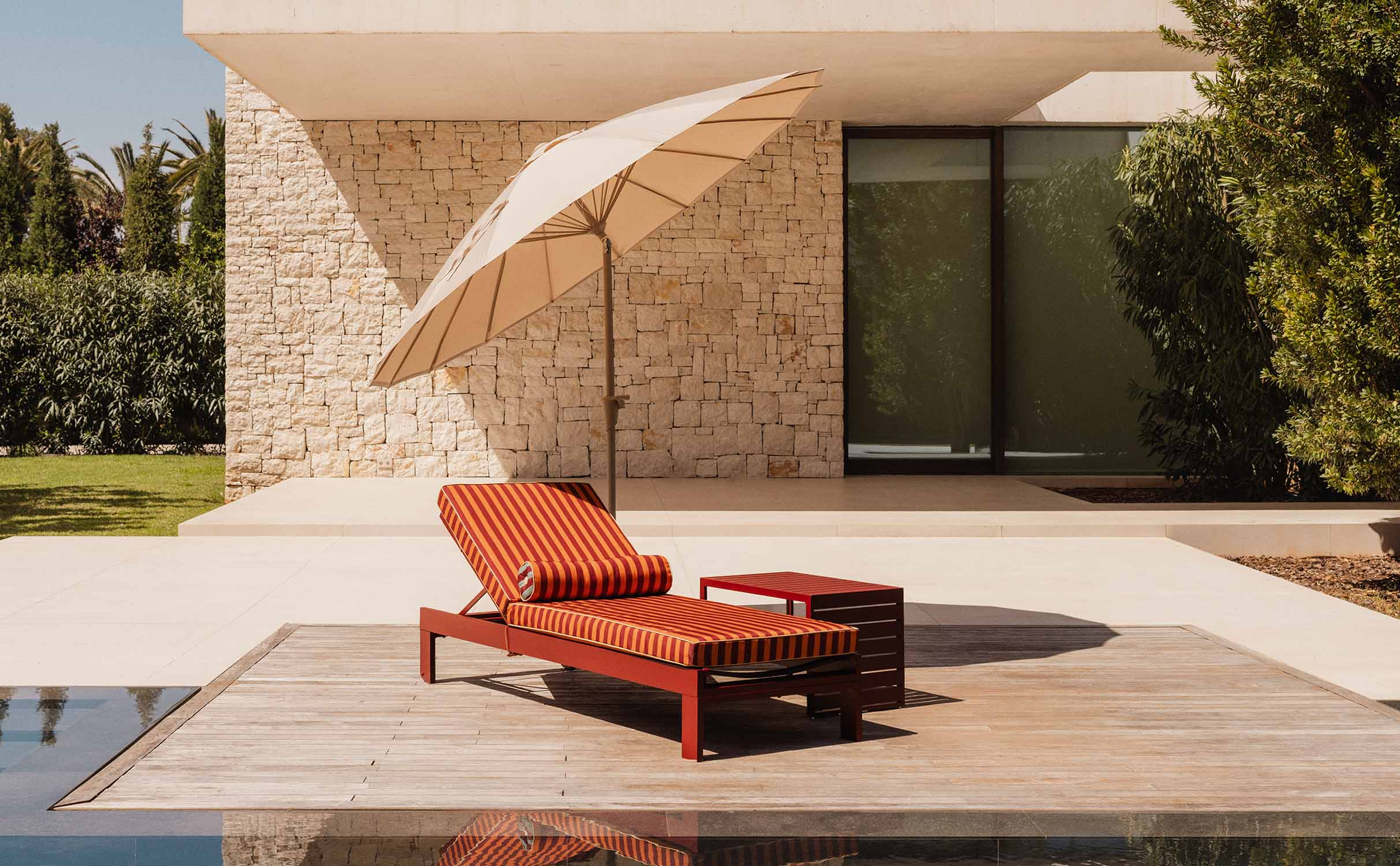 Neue Verstellbare Sonnenliege aus Aluminium Kreta mit Gestreiftem Kissen, Galeriebild 1