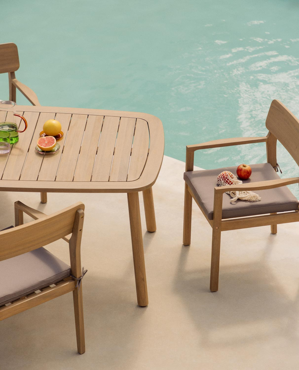 Set aus Rechteckigem Gartentisch (180x100 cm) aus Akazienholz und 4 Stühlen mit Armlehnen Marla, Galeriebild 2