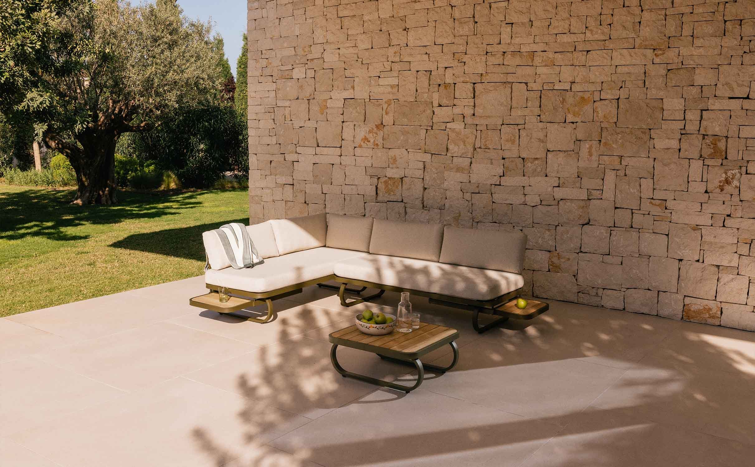 Garten-Set aus Metall und Teakholz mit Couchtisch Emilia, Galeriebild 1