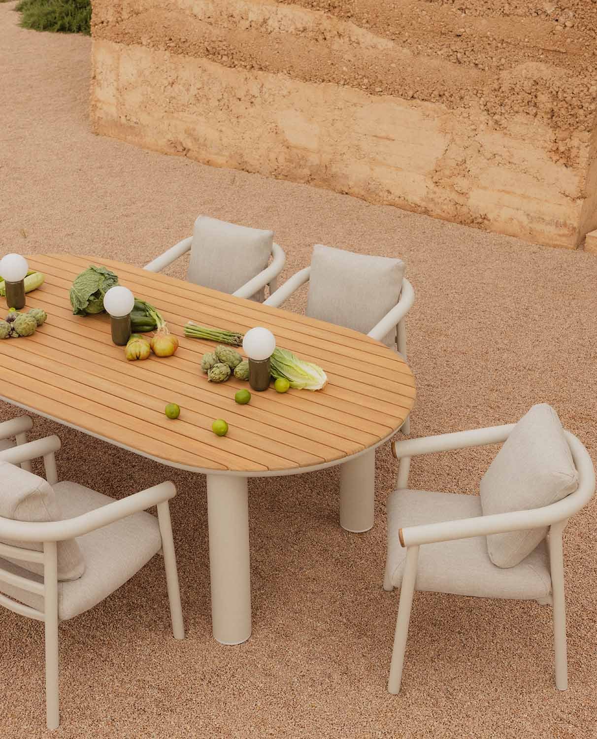 Ovaler Gartentisch aus Aluminium und Teakholz (240x119 cm) Cheryl, Galeriebild 2