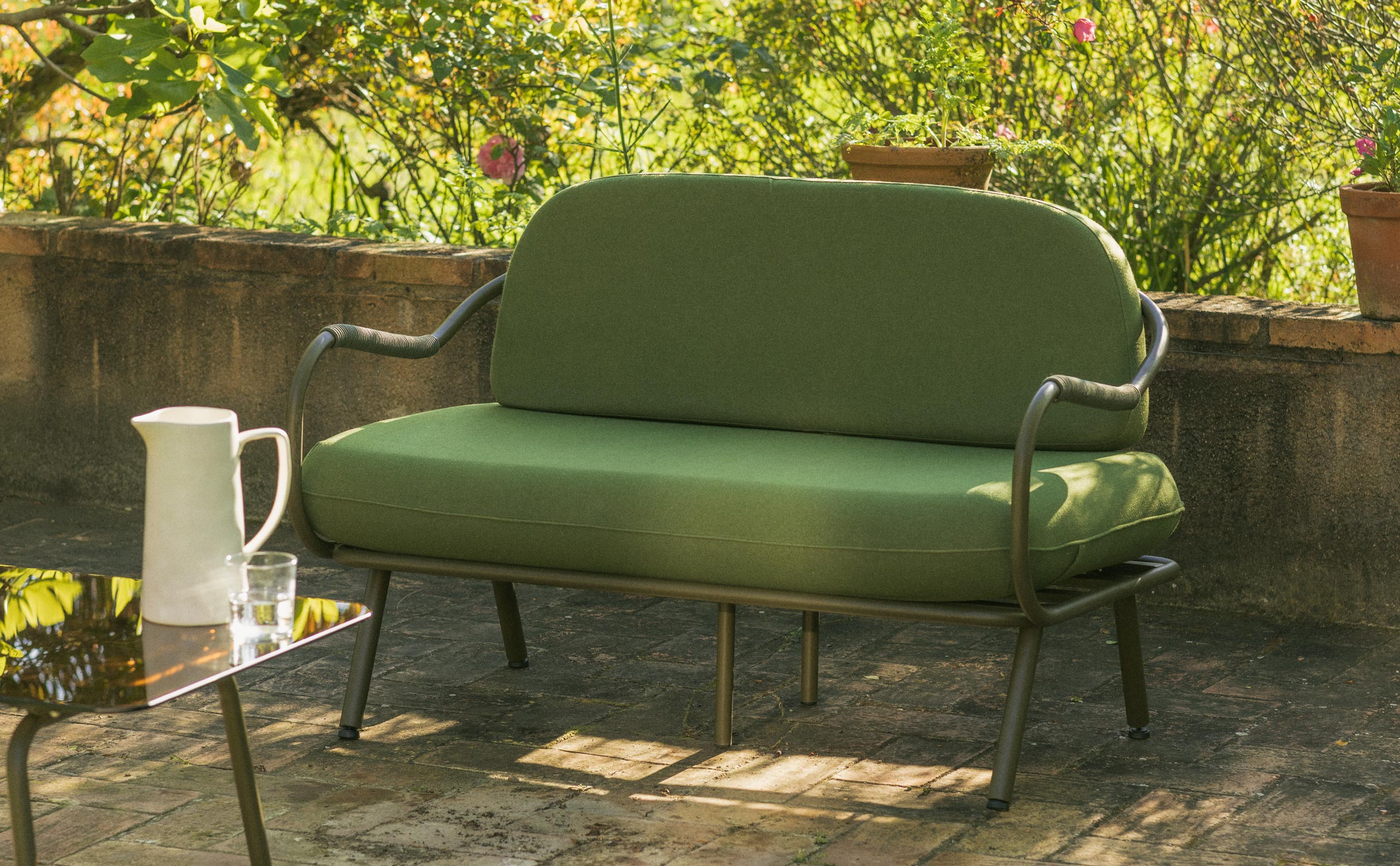 Xoan 2-Sitzer-Gartensofa aus Metall und Stoff, Galeriebild 1